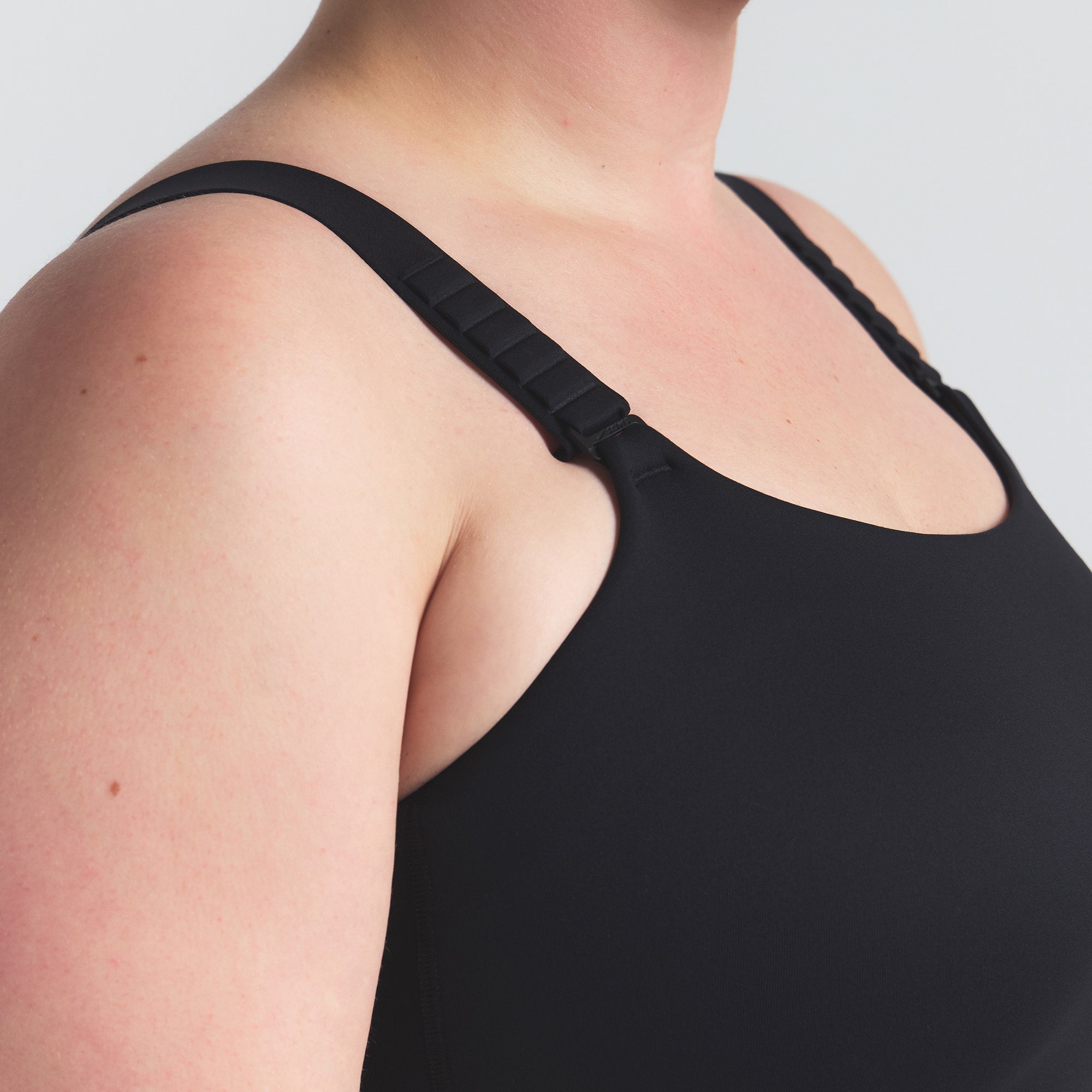 NikeSKIMS MATTE WIDE STRAP BRA | OBSIDIAN ON A MODEL SIDE VIEW @ | FOCUS: 0.0, 1.0, 0.9