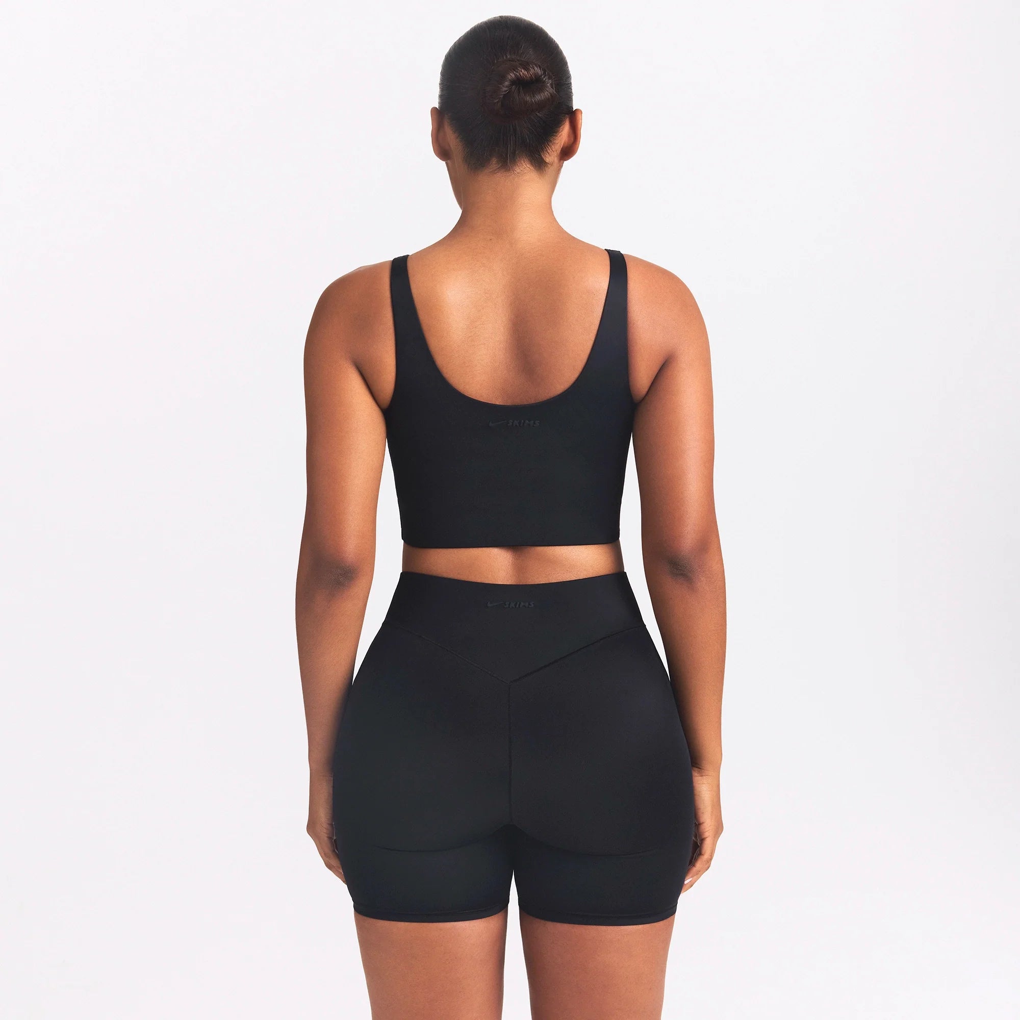 NikeSKIMS SHINE SCOOP NECK BRA TOP | OBSIDIAN ON A MODEL SIDE VIEW @ | FOCUS: 0.0, 1.0, 0.9