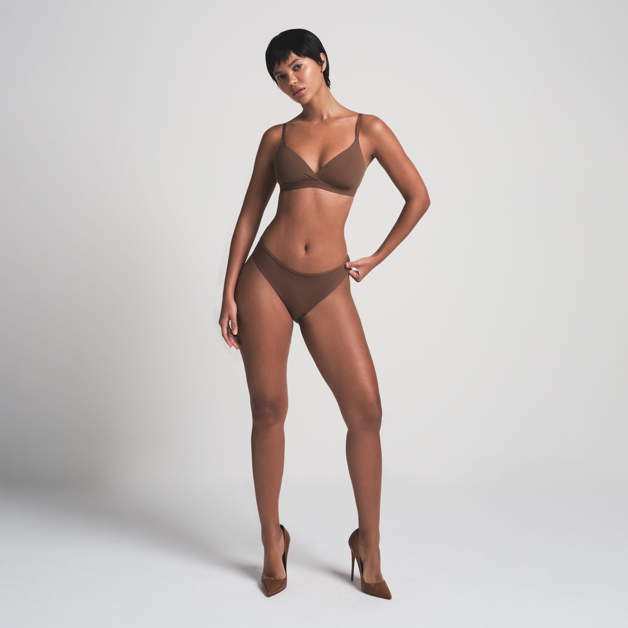 FITS EVERYBODY CROSSOVER BRALETTE | JASPER ON A MODEL FRONT VIEW | FOCUS: 0.0, 1.0, 0.9