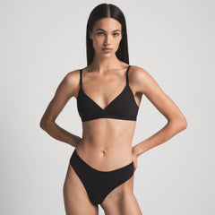 FITS EVERYBODY CROSSOVER BRALETTE | ONYX ON A MODEL FRONT VIEW | FOCUS: 0.0, 1.0, 0.9