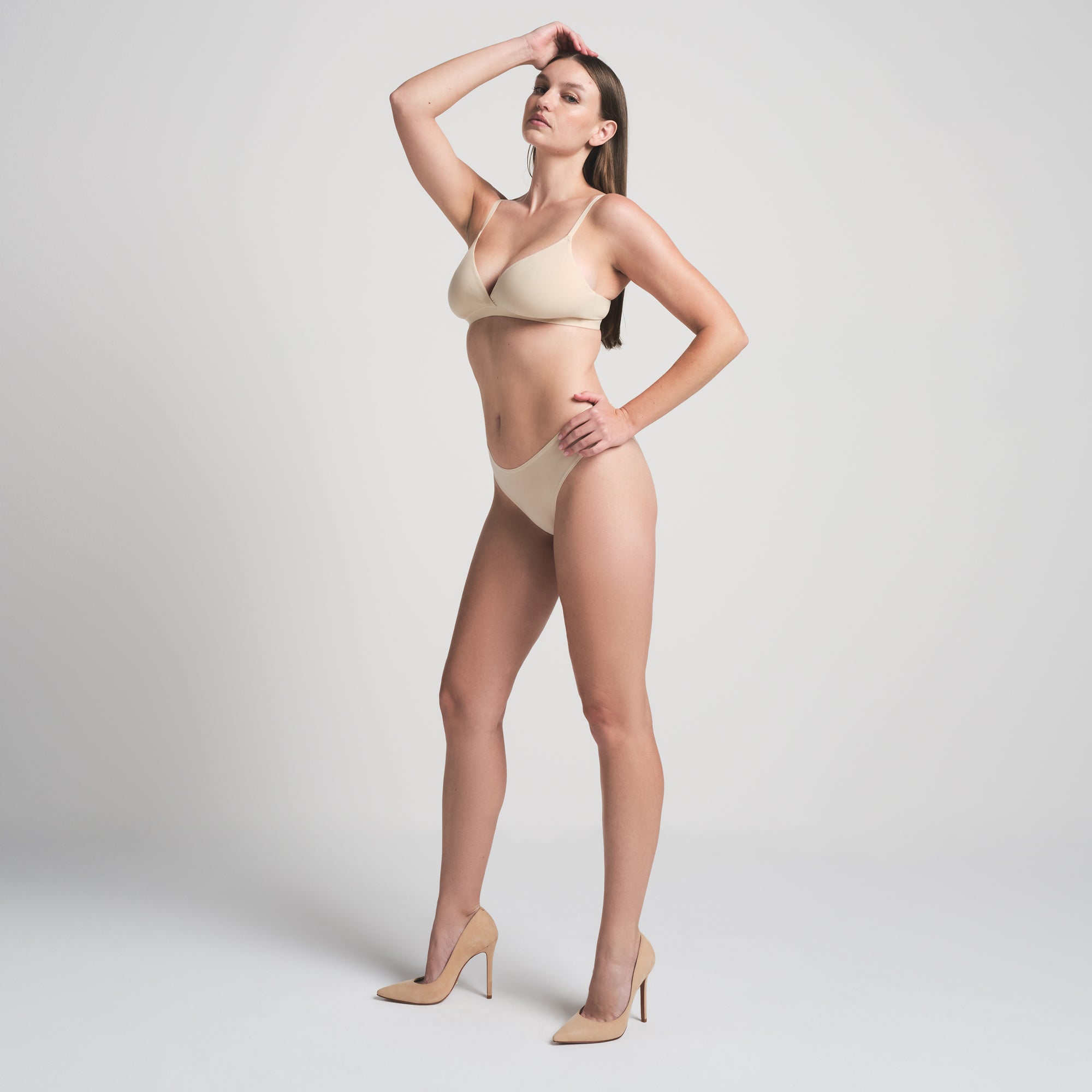 FITS EVERYBODY CROSSOVER BRALETTE | SAND ON A MODEL SIDE VIEW | FOCUS: 0.0, 1.0, 0.9