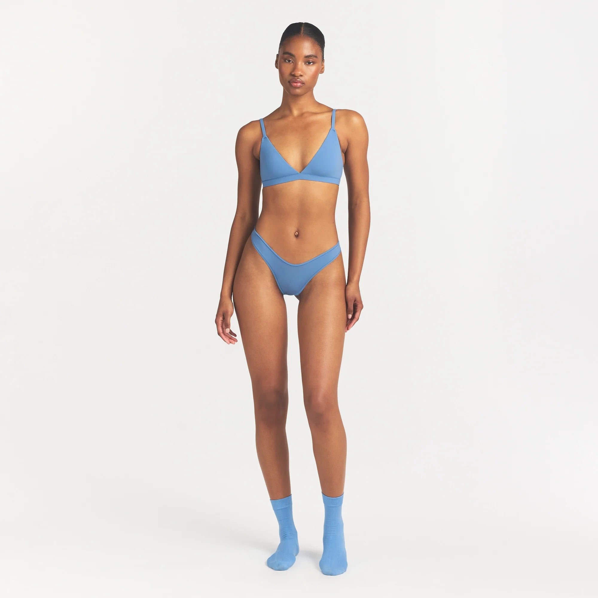 FITS EVERYBODY TRIANGLE BRALETTE | ARCTIC ON A MODEL FRONT VIEW @ | FOCUS: 0.0, 1.0, 0.9