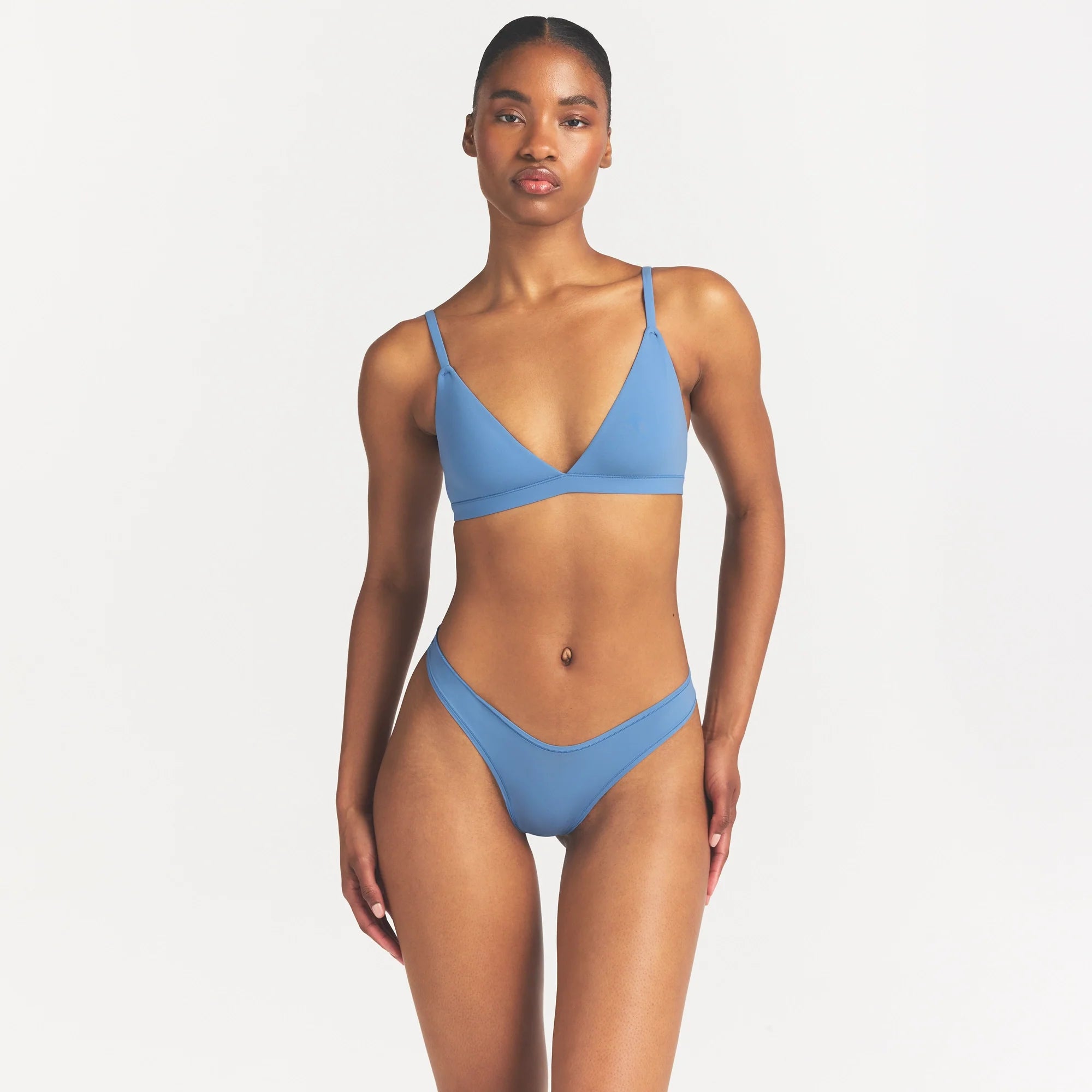FITS EVERYBODY TRIANGLE BRALETTE | ARCTIC ON A MODEL SIDE VIEW @ | FOCUS: 0.0, 1.0, 0.9