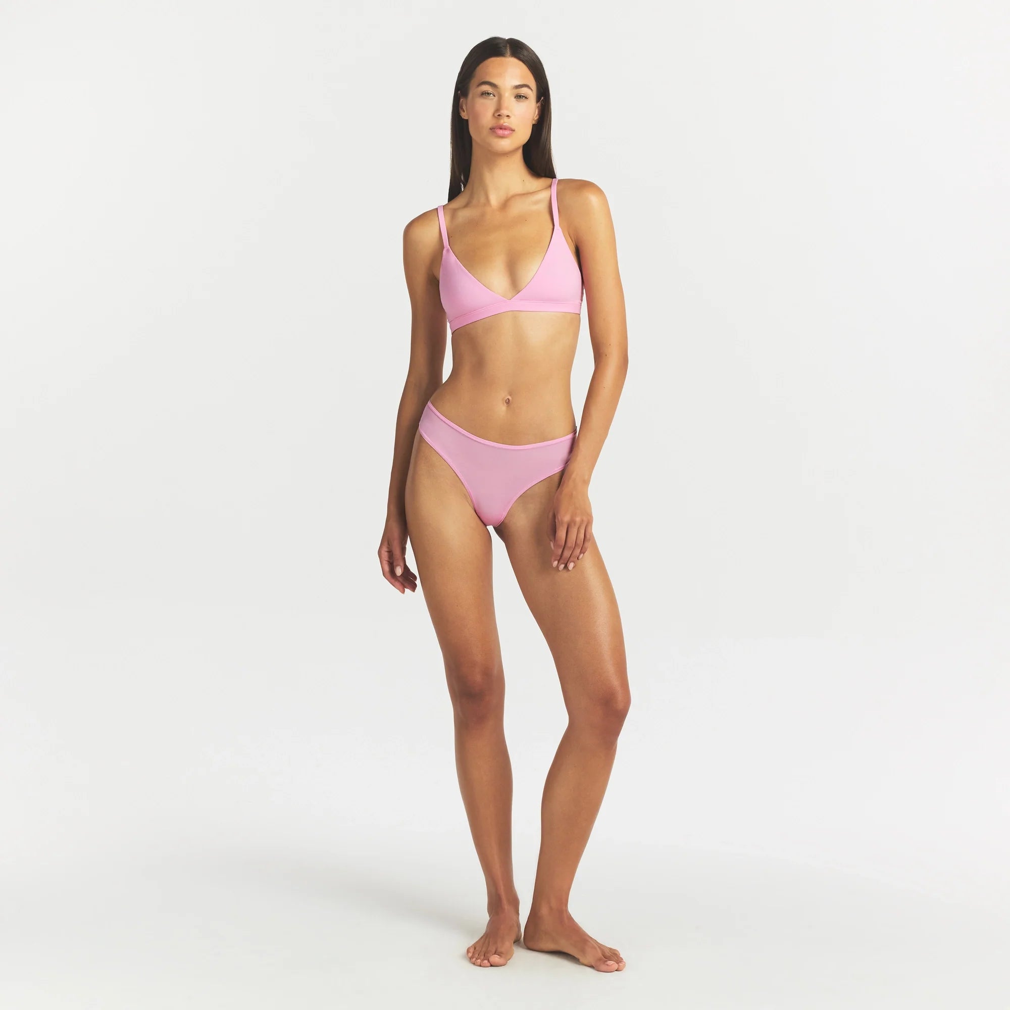 FITS EVERYBODY TRIANGLE BRALETTE | BUBBLE GUM ON A MODEL FRONT VIEW @ | FOCUS: 0.0, 1.0, 0.9