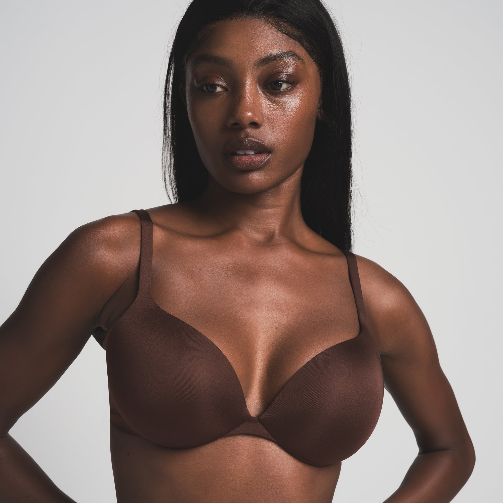 SKIMS ULTIMATE BRA IN COCOA ON A MODEL FRONT VIEW | FOCUS: 0.0, 1.0, 0.9  | COMP