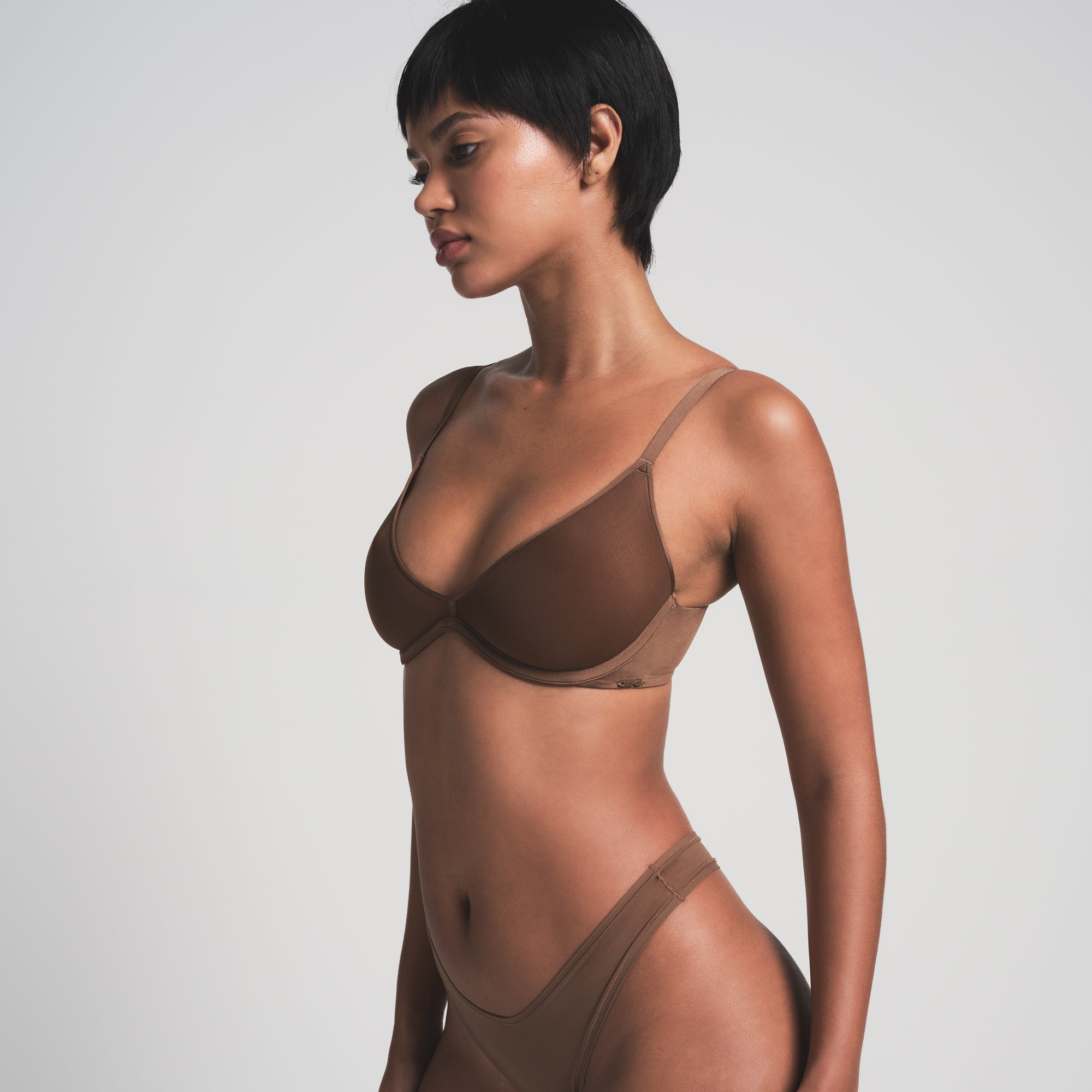 WEIGHTLESS SCOOP BRA IN JASPER ON A MODEL FRONT VIEW | FOCUS: 0.0, 1.0, 0.9