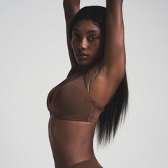 WIRELESS FORM T-SHIRT DEMI BRA | COCOA | ON A MODEL FRONT VIEW @ | FOCUS: 0.0, 1.0, 0.9