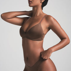 WIRELESS FORM T-SHIRT DEMI BRA | JASPER | ON A MODEL SIDE VIEW @ | FOCUS: 0.0, 1.0, 0.9