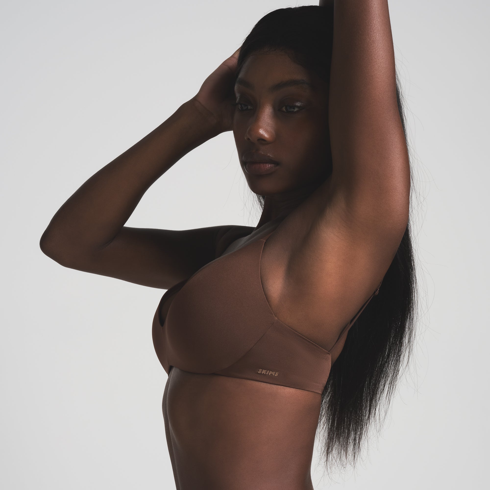 WIRELESS FORM PUSH UP PLUNGE BRA IN COCOA | ON A MODEL SIDE VIEW | FOCUS: 0.0, 1.0, 0.9