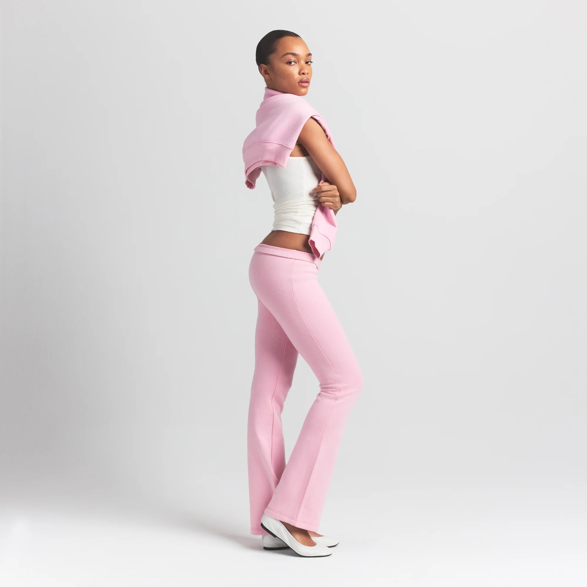 COTTON FLEECE SLIM PANT | HALITE ON A MODEL SIDE VIEW S | FOCUS: 0.0, 1.0, 0.9