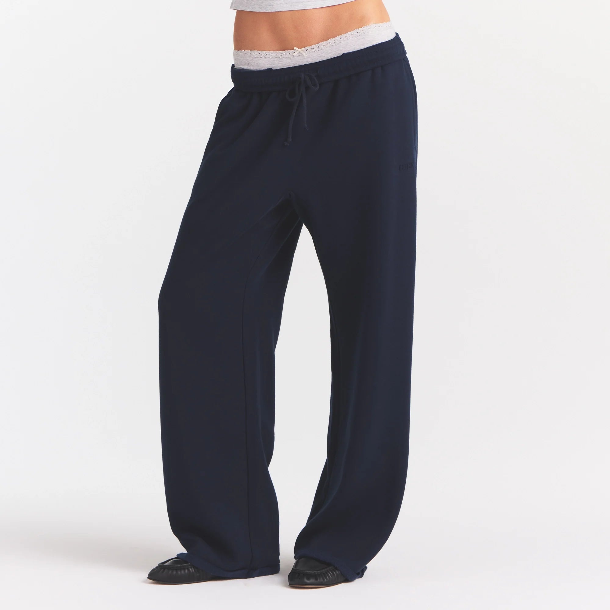 COTTON FLEECE OVERSIZED STRAIGHT LEG PANT | NAVY ON A MODEL SIDE VIEW @ | FOCUS: 0.0, 1.0, 0.9