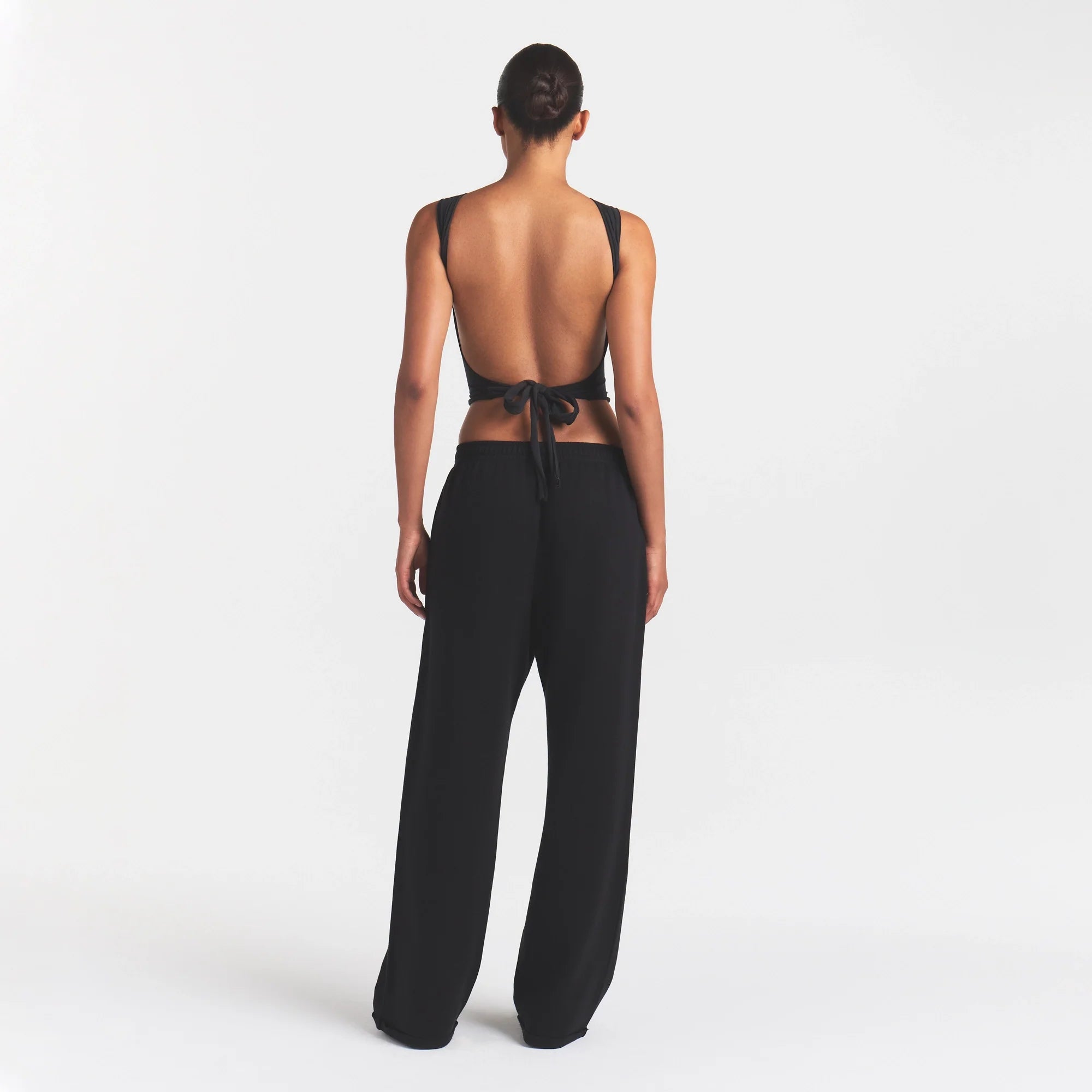 COTTON FLEECE OVERSIZED STRAIGHT LEG PANT | ONYX ON A MODEL FRONT VIEW @ | FOCUS: 0.0, 1.0, 0.9