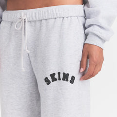 COTTON FLEECE CLASSIC STRAIGHT LEG PANT | LIGHT HEATHER GREY WITH ONYX LOGO ON A MODEL FRONT VIEW @ | FOCUS: 0.0, 1.0, 0.9