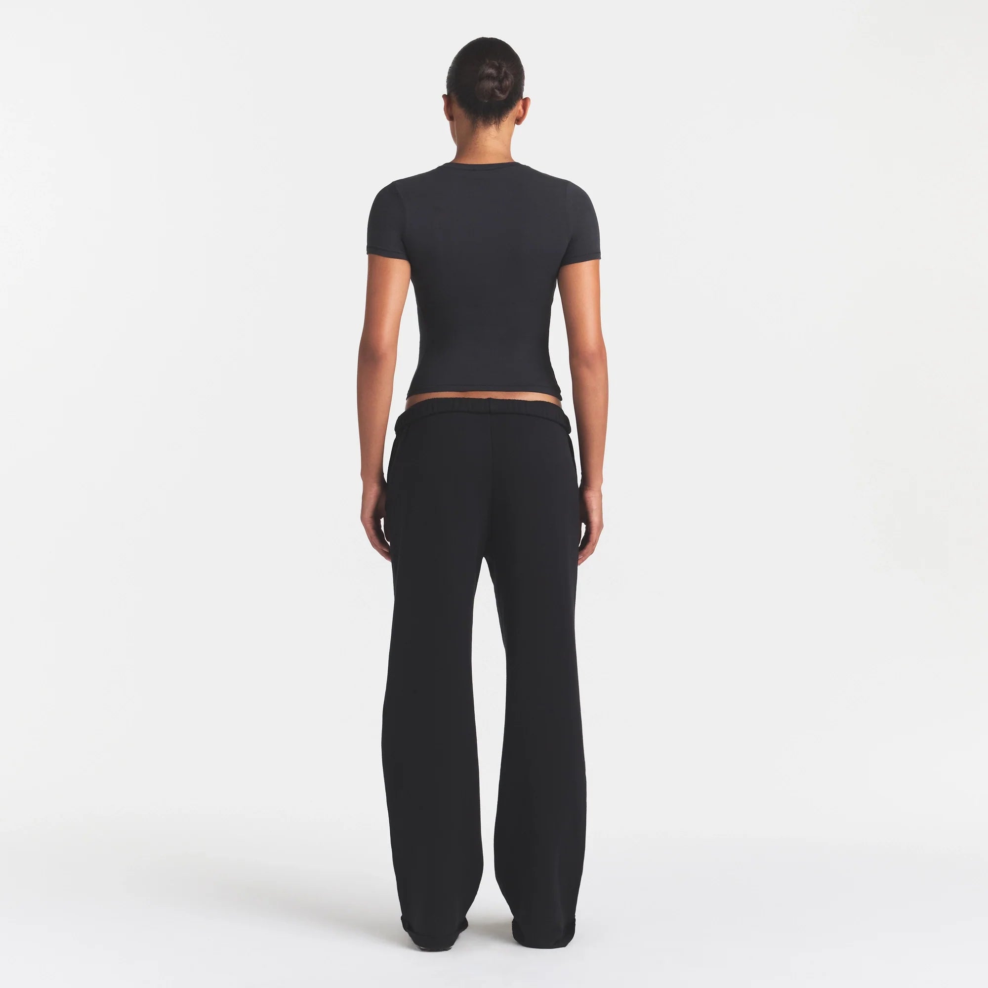 COTTON FLEECE CLASSIC STRAIGHT LEG PANT | ONYX SNOW ARCHED SKIMS LOGO & LAYS ON MODEL @ | FOCUS: 0.0, 1.0, 0.9