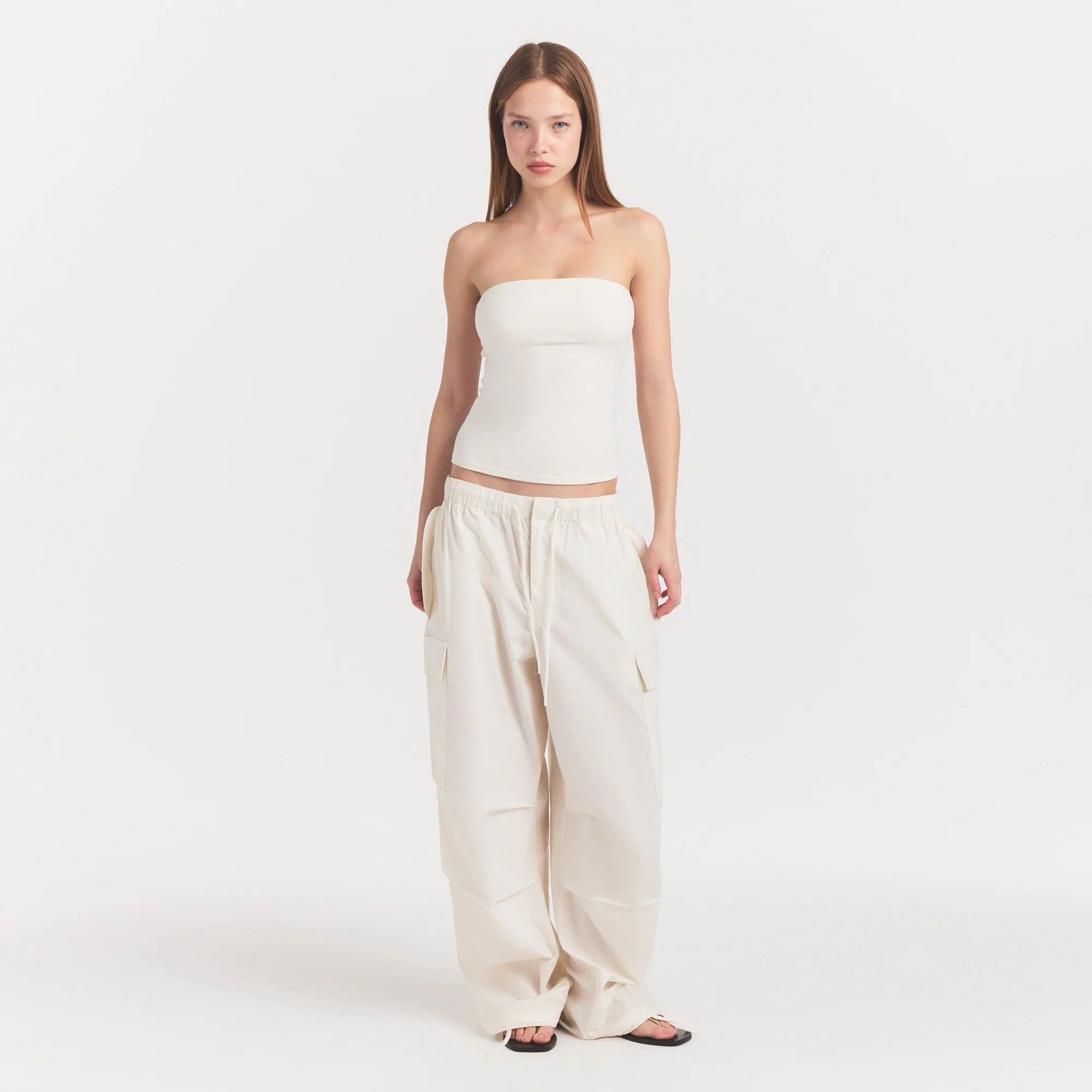 WOVEN COTTON OVERSIZED LOW RISE CARGO PANT | EGRET ON A MODEL FRONT VIEW @ | FOCUS: 0.0, 1.0, 0.9