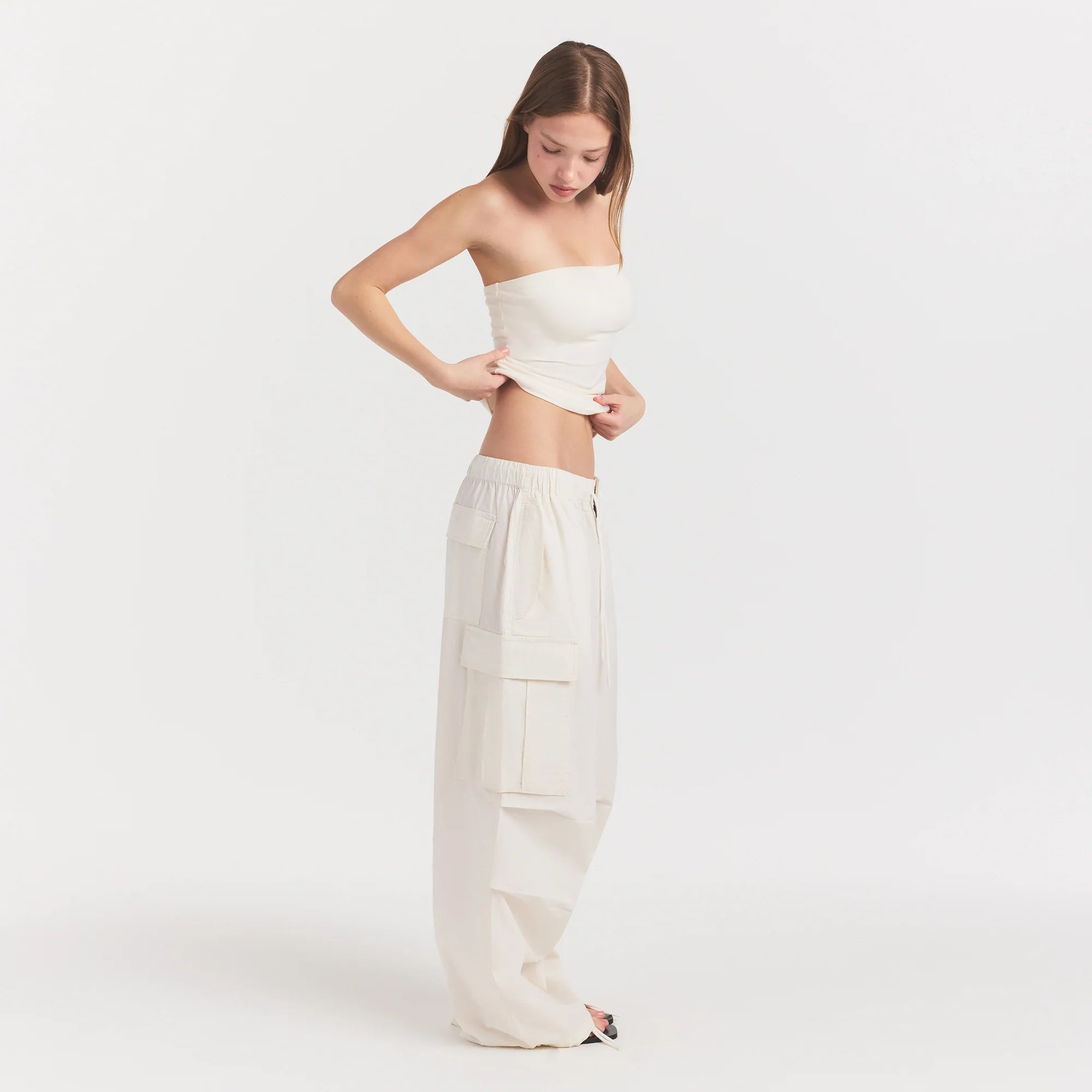 WOVEN COTTON OVERSIZED LOW RISE CARGO PANT | EGRET ON A MODEL FRONT VIEW @ | FOCUS: 0.0, 1.0, 0.9