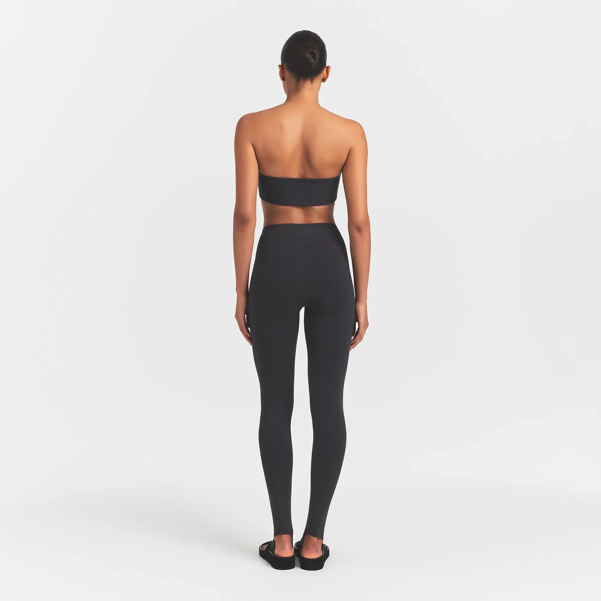 OUTDOOR STIRRUP LEGGING | WASHED ONYX ON A MODEL BACKVIEW @ | FOCUS: 0.0, 1.0, 0.9