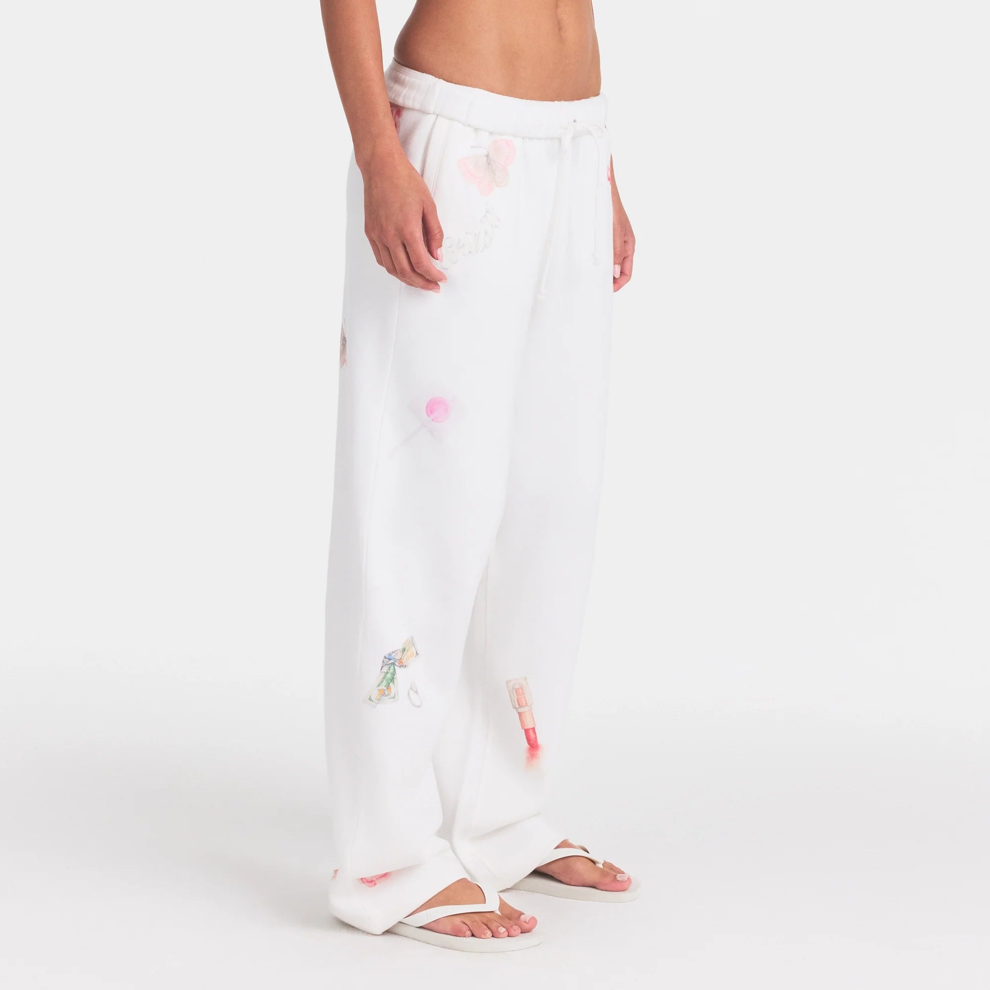 COTTON FLEECE CLASSIC STRAIGHT LEG PANT | SNOW ESSENTIALS ON A MODEL SIDE VIEW @ | FOCUS: 0.0, 1.0, 0.9