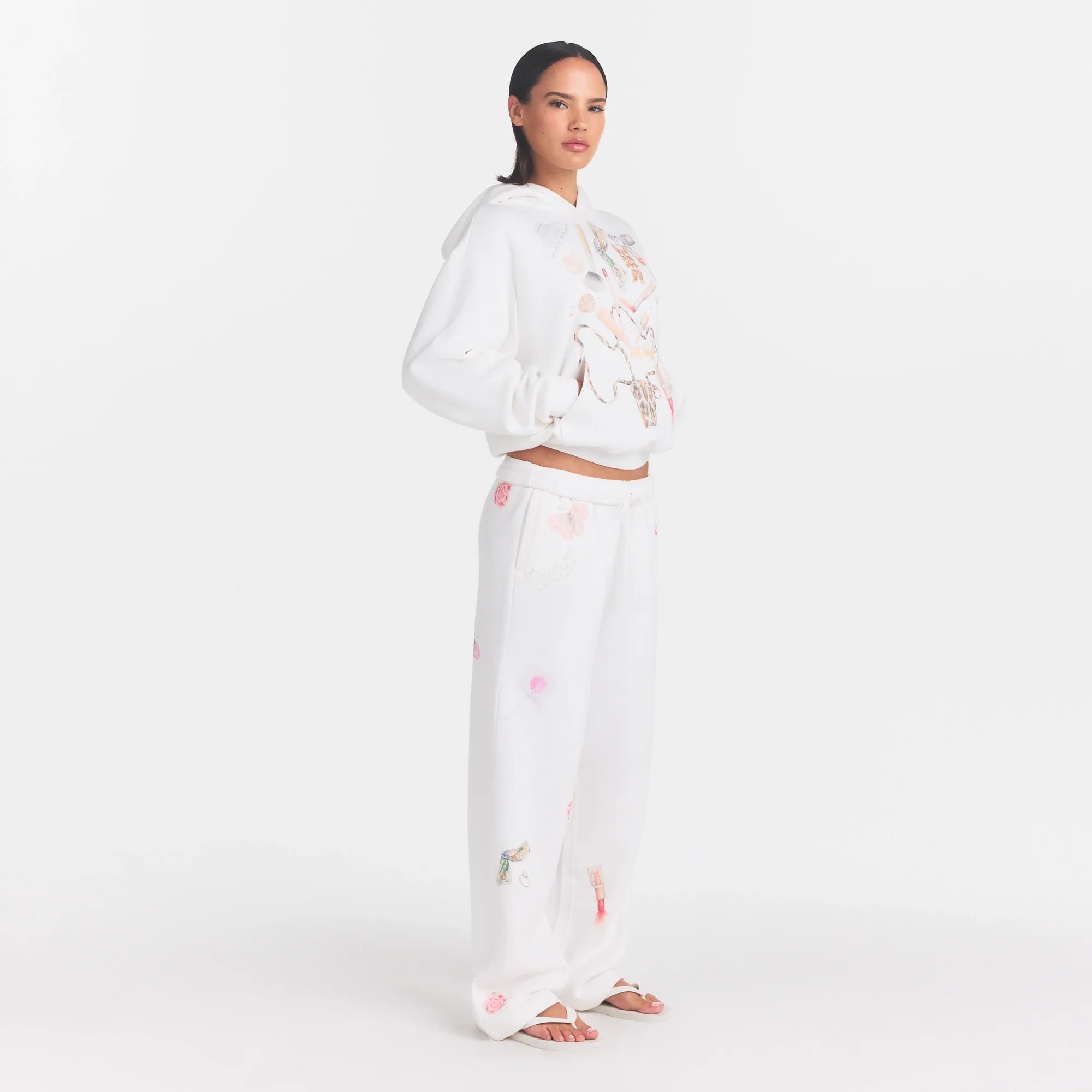 COTTON FLEECE CLASSIC STRAIGHT LEG PANT | SNOW ESSENTIALS ON A MODEL FRONT VIEW @ | FOCUS: 0.0, 1.0, 0.9