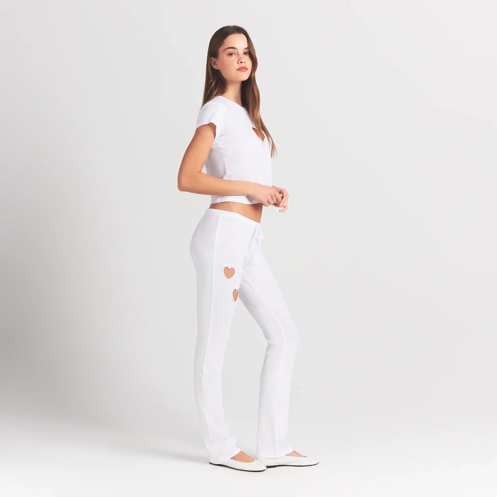 WORN IN JERSEY HEART STRAIGHT LEG PANT | SNOW ON A MODEL SIDE VIEW @ | FOCUS: 0.0, 1.0, 0.9