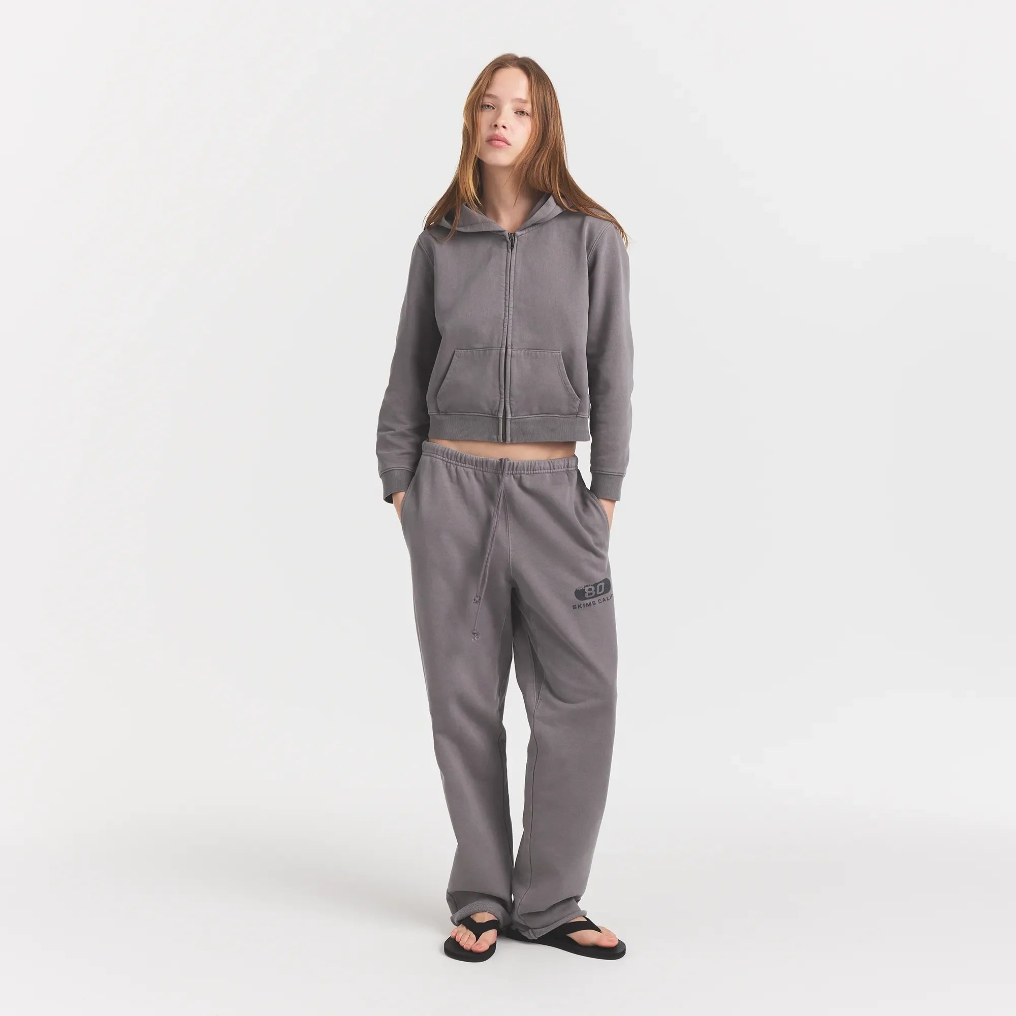 BOYFRIEND FLEECE STRAIGHT LEG PANT | SHADOW EIGHTY SKIMS ON A MODEL FRONTVIEW @ | FOCUS: 0.0, 1.0, 0.9