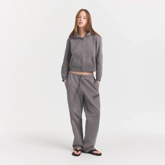 BOYFRIEND FLEECE STRAIGHT LEG PANT | SHADOW EIGHTY SKIMS ON A MODEL FRONTVIEW @ | FOCUS: 0.0, 1.0, 0.9