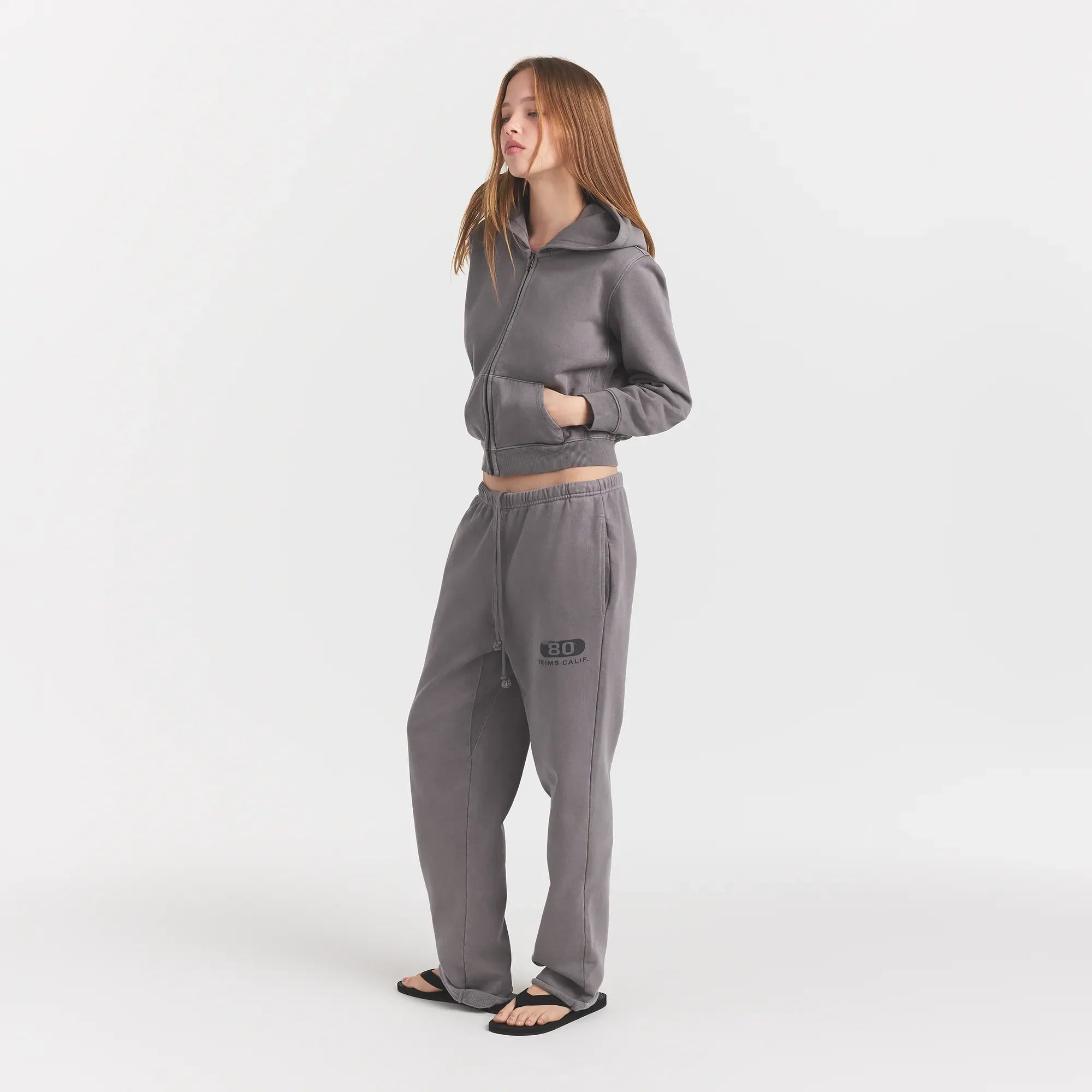 BOYFRIEND FLEECE STRAIGHT LEG PANT | SHADOW EIGHTY SKIMS ON A MODEL FRONTVIEW @ | FOCUS: 0.0, 1.0, 0.9