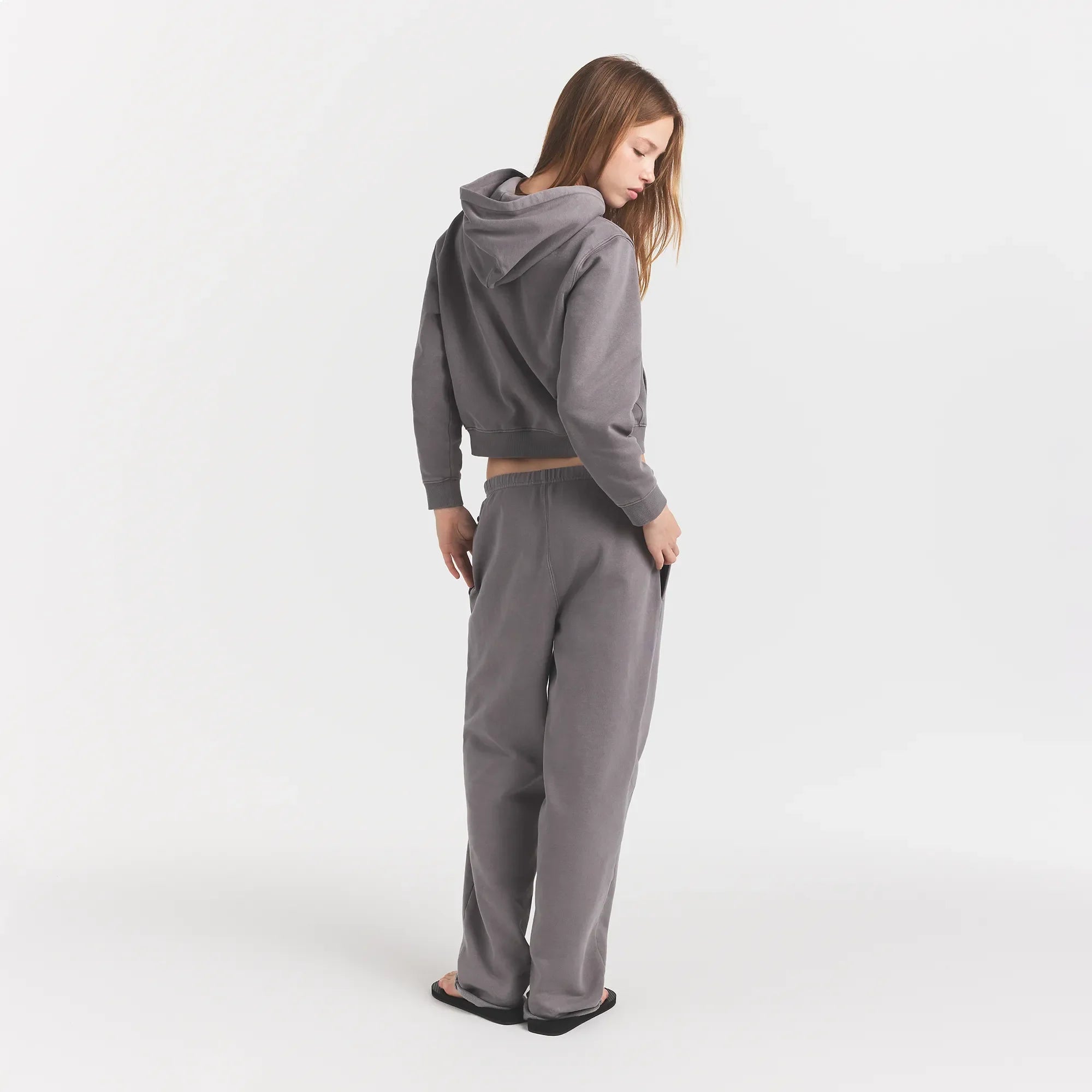 BOYFRIEND FLEECE STRAIGHT LEG PANT | SHADOW EIGHTY SKIMS ON A MODEL BACKVIEW @ | FOCUS: 0.0, 1.0, 0.9