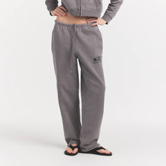 BOYFRIEND FLEECE STRAIGHT LEG PANT | SHADOW EIGHTY SKIMS ON A MODEL FRONTVIEW @ | FOCUS: 0.0, 1.0, 0.9