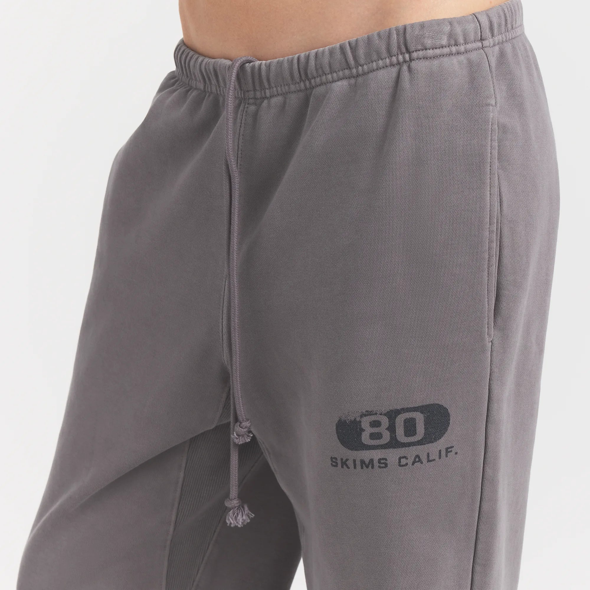 BOYFRIEND FLEECE STRAIGHT LEG PANT | SHADOW EIGHTY SKIMS ON A MODEL FRONTVIEW @ | FOCUS: 0.0, 1.0, 0.9