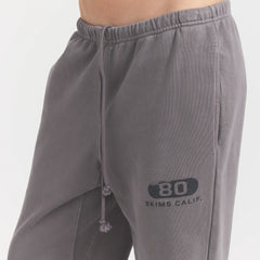 BOYFRIEND FLEECE STRAIGHT LEG PANT | SHADOW EIGHTY SKIMS ON A MODEL FRONTVIEW @ | FOCUS: 0.0, 1.0, 0.9