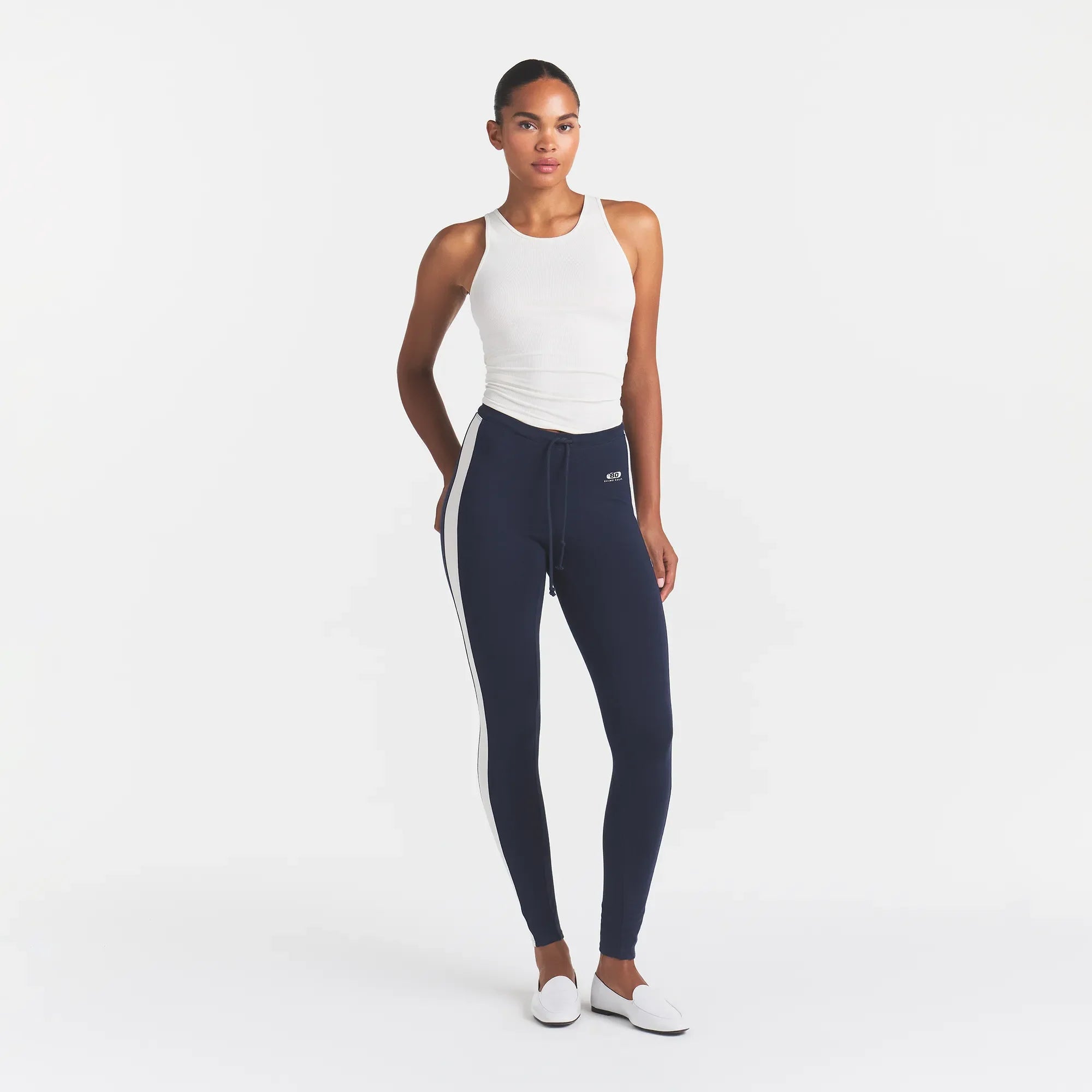 OUTDOOR HIGH-WAISTED LEGGING | NAVY ECRU CONTRAST ON A MODEL | FOCUS: 0.0, 1.0, 0.9