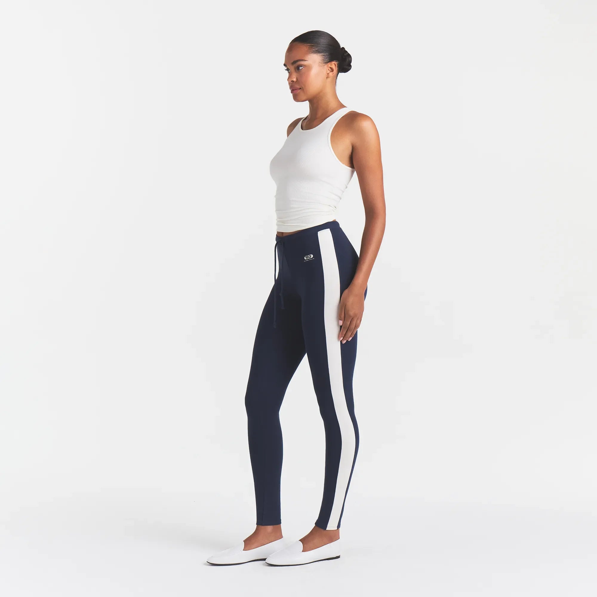 OUTDOOR HIGH-WAISTED LEGGING | NAVY ECRU CONTRAST ON A MODEL | FOCUS: 0.0, 1.0, 0.9