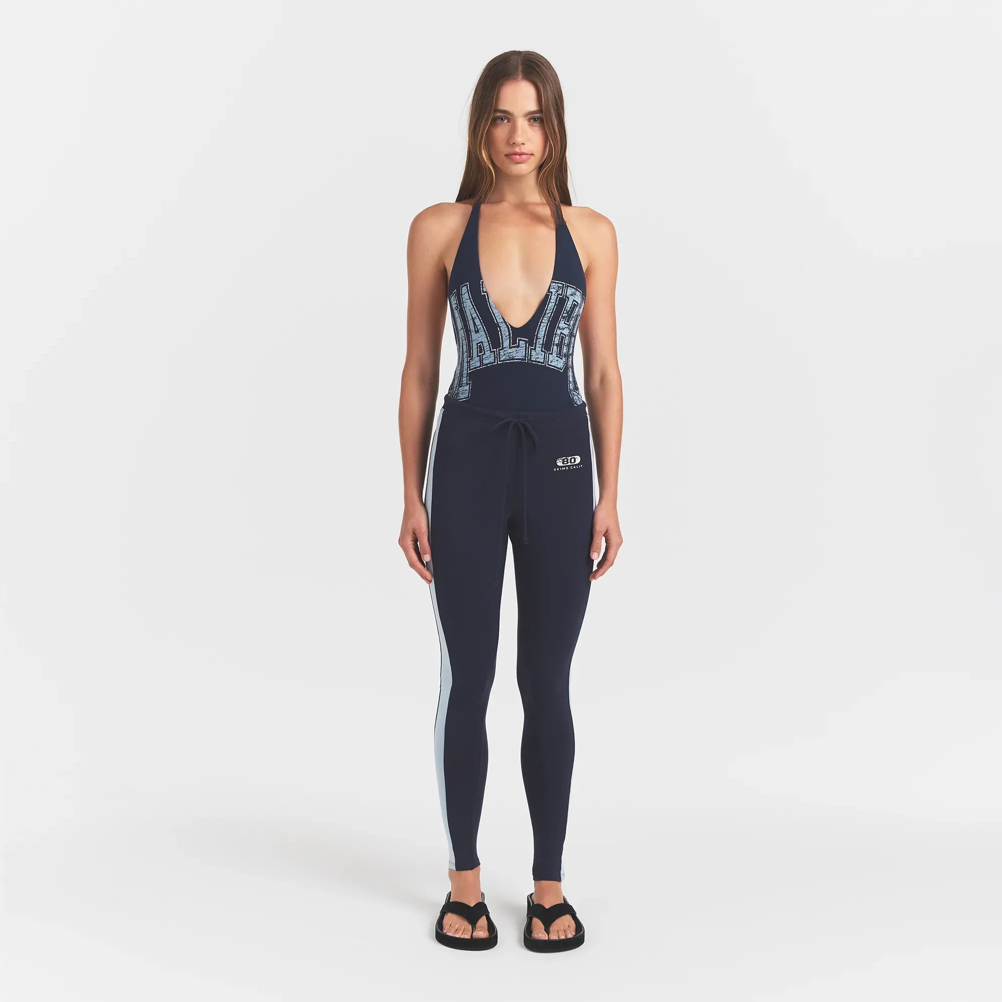OUTDOOR HIGH-WAISTED LEGGING | NAVY WITH OPAL ON A MODEL FRONTVIEW @ | FOCUS: 0.0, 1.0, 0.9