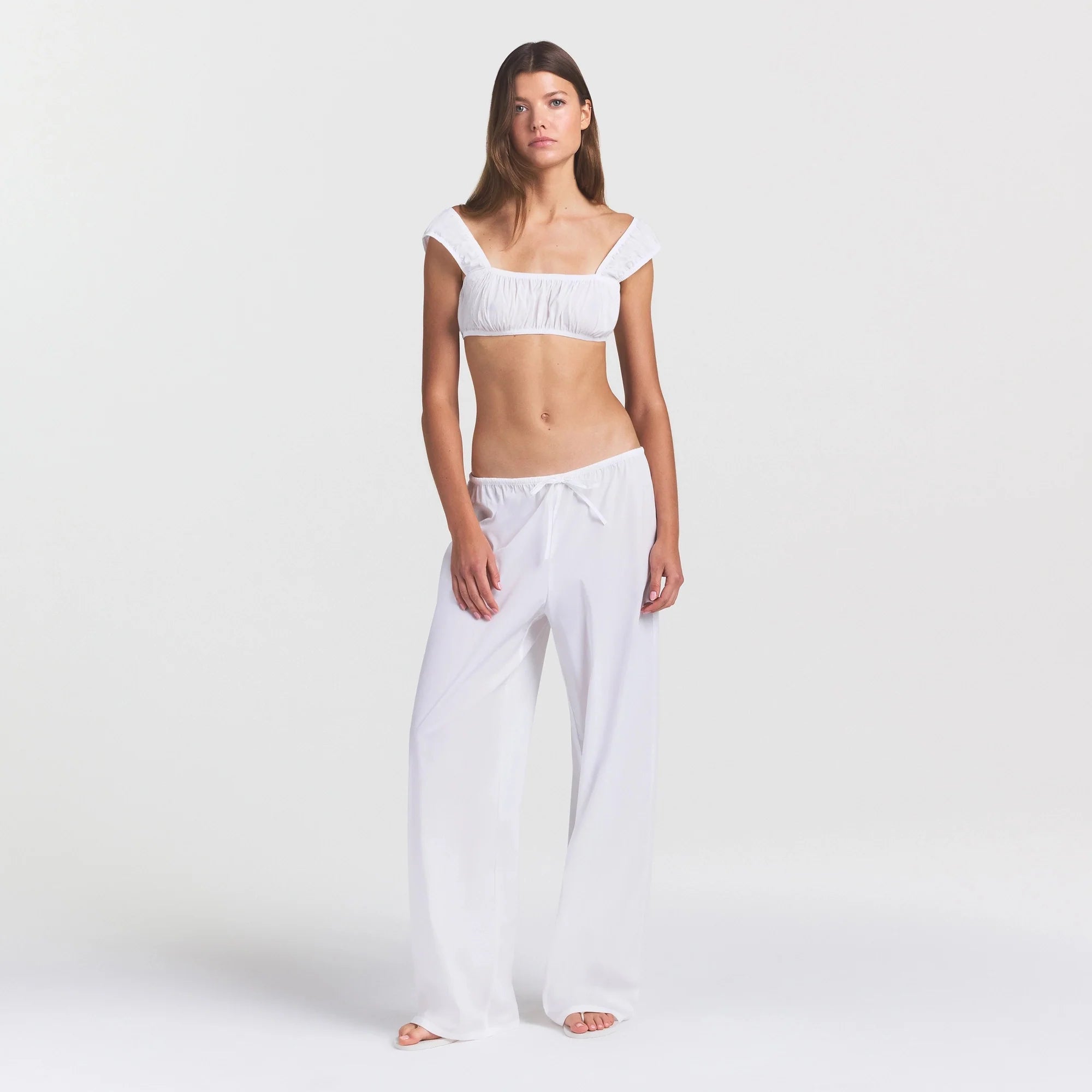 COTTON POPLIN PANT | SNOW ON A MODEL FRONT VIEW @ | FOCUS: 0.0, 1.0, 0.9