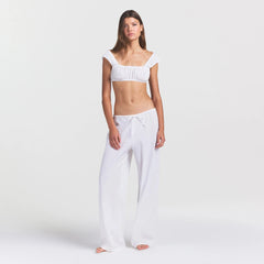 COTTON POPLIN PANT | SNOW ON A MODEL FRONT VIEW @ | FOCUS: 0.0, 1.0, 0.9