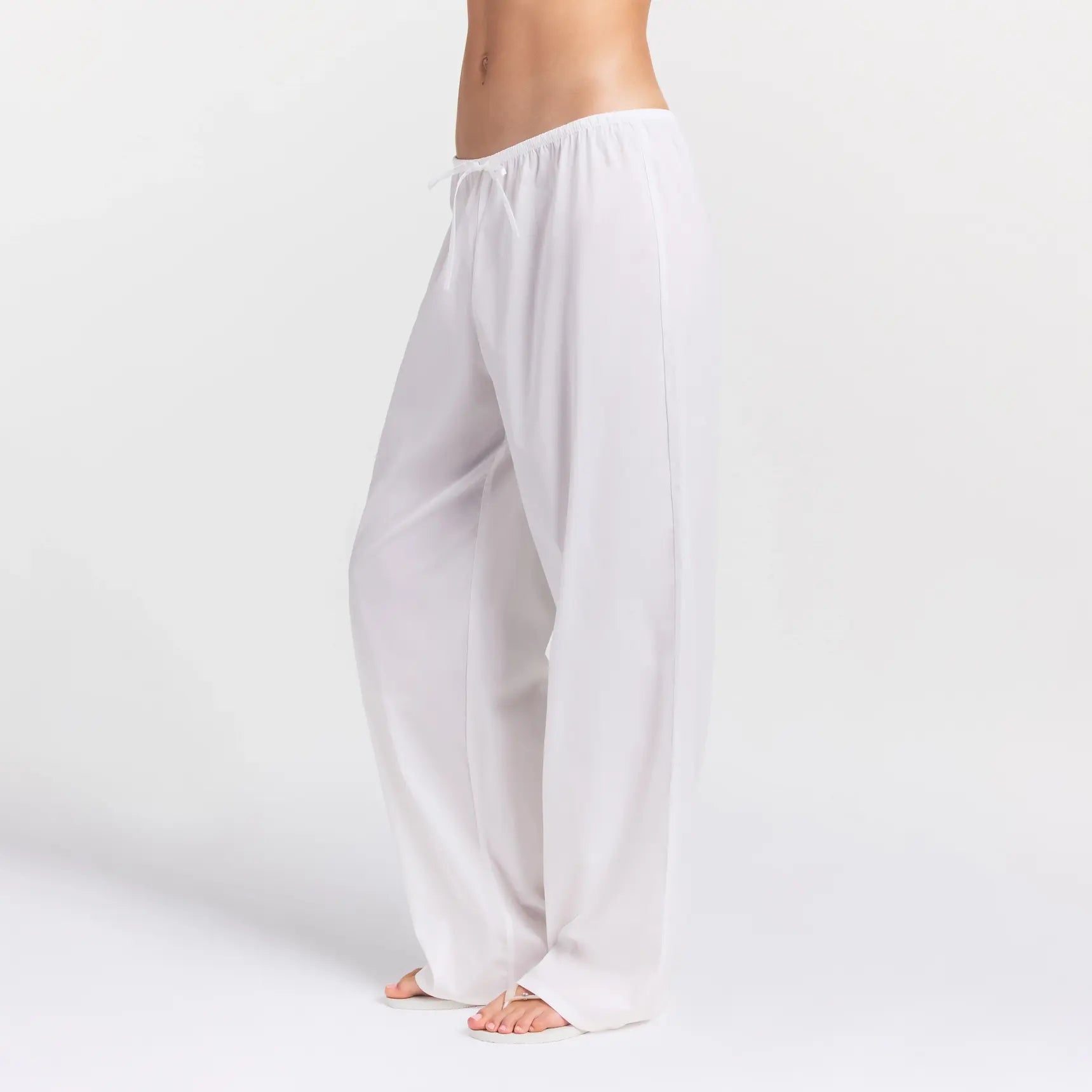 COTTON POPLIN PANT | SNOW ON A MODEL SIDE VIEW @ | FOCUS: 0.0, 1.0, 0.9