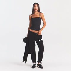 COTTON FLEECE CLASSIC JOGGER | ONYX SNOW ARCHED SKIMS LOGO ON A MODEL | FOCUS: 0.0, 1.0, 0.9