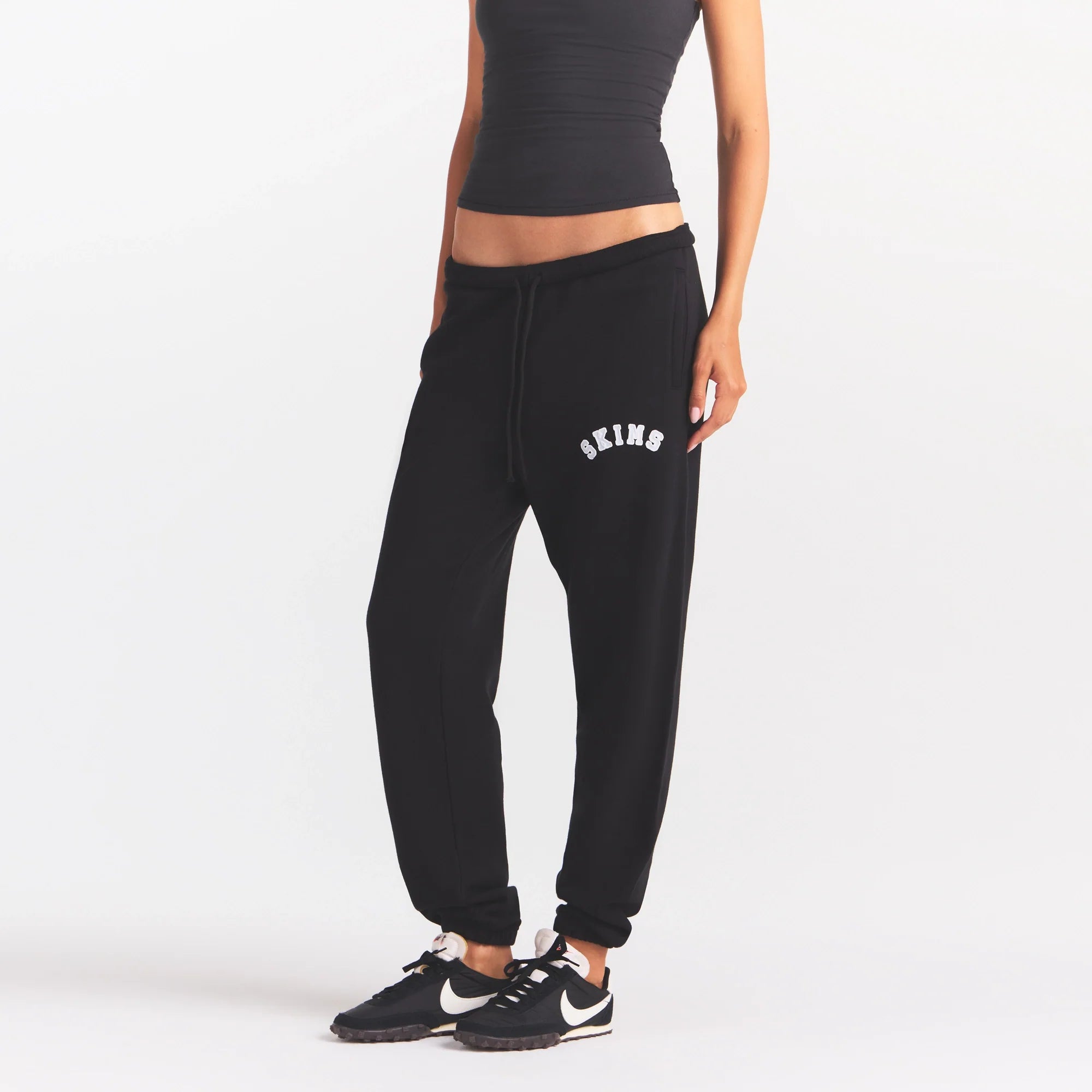 COTTON FLEECE CLASSIC JOGGER | ONYX SNOW ARCHED SKIMS LOGO ON A MODEL | FOCUS: 0.0, 1.0, 0.9