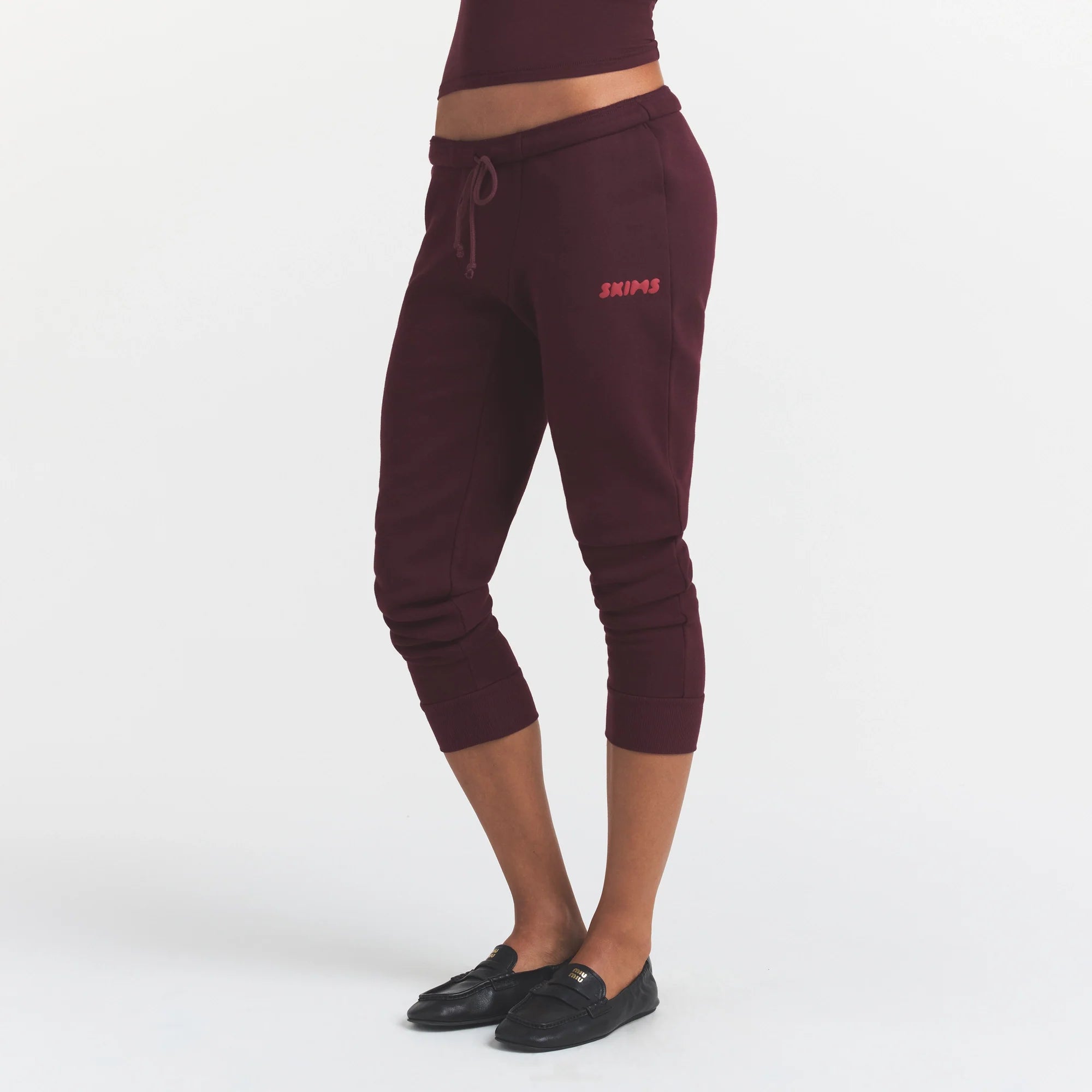 COTTON FLEECE LEGGING | CURRANT ON A MODEL SIDE VIEW @ | FOCUS: 0.0, 1.0, 0.9