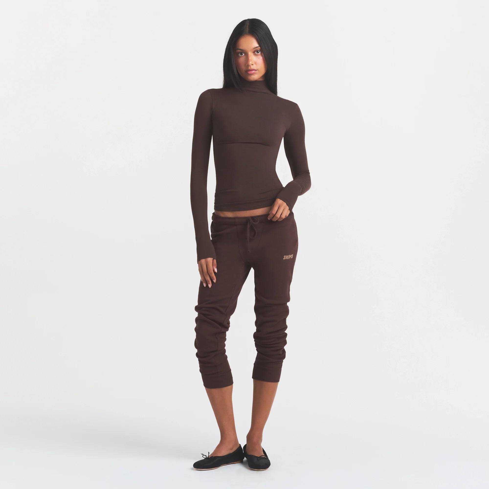 COTTON FLEECE LEGGING | ESPRESSO ON A MODEL FRONT VIEW @ | FOCUS: 0.0, 1.0, 0.9