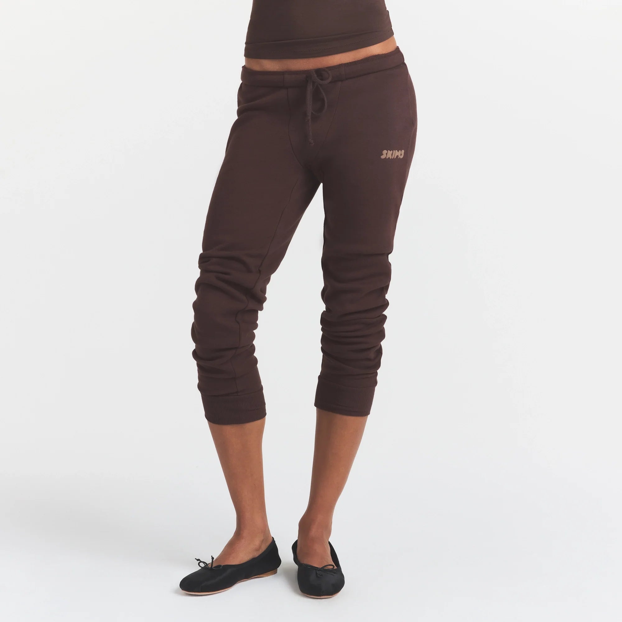 COTTON FLEECE LEGGING | ESPRESSO ON A MODEL SIDE VIEW @ | FOCUS: 0.0, 1.0, 0.9