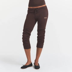 COTTON FLEECE LEGGING | ESPRESSO ON A MODEL SIDE VIEW @ | FOCUS: 0.0, 1.0, 0.9