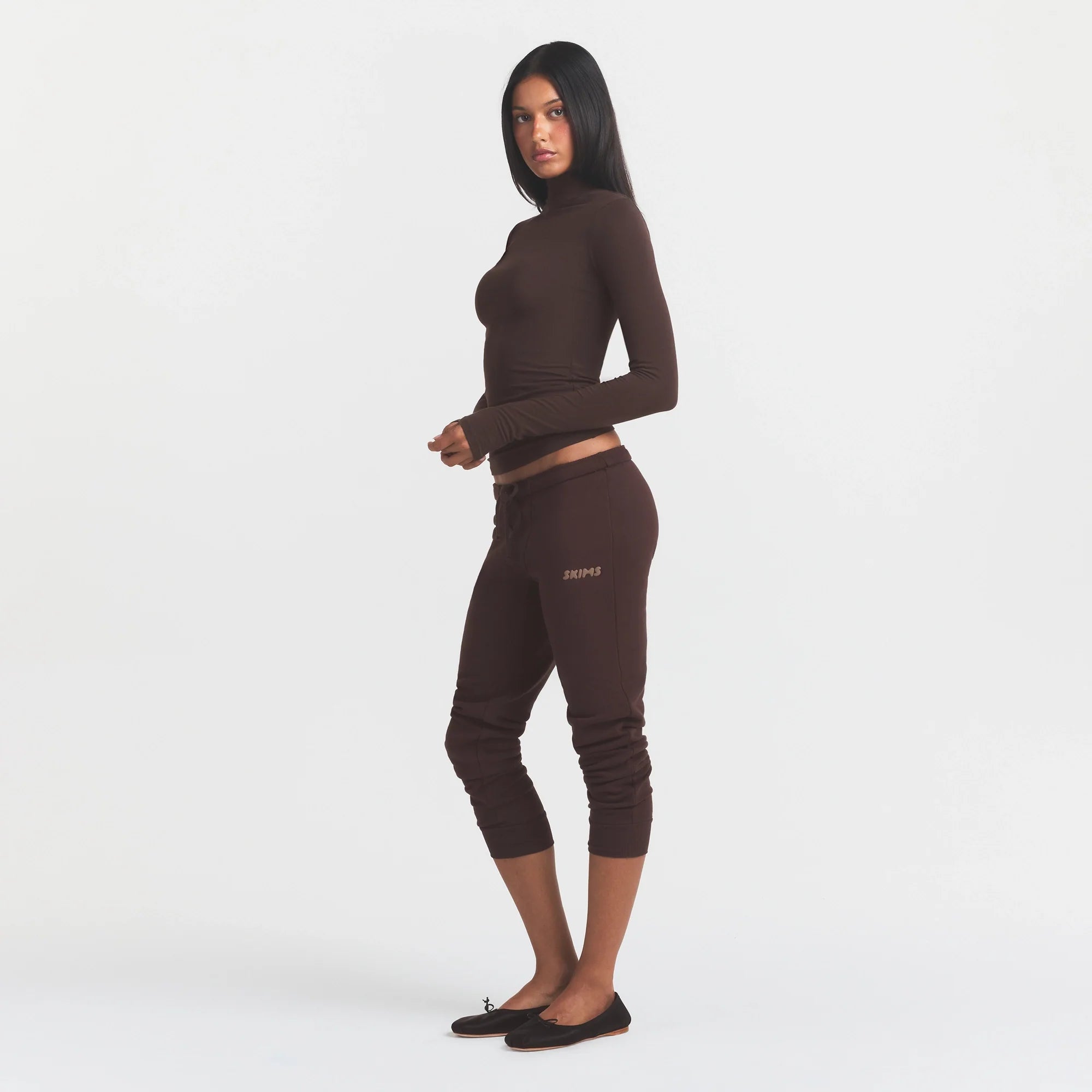 COTTON FLEECE LEGGING | ESPRESSO ON A MODEL FRONT VIEW @ | FOCUS: 0.0, 1.0, 0.9