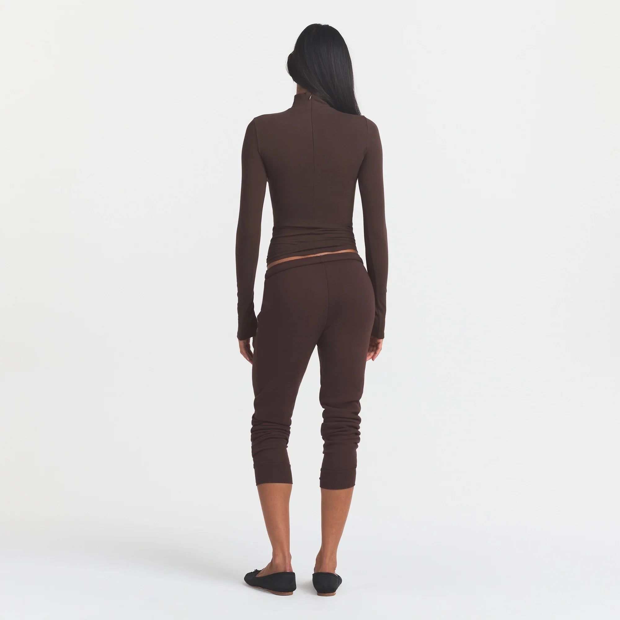 COTTON FLEECE LEGGING | ESPRESSO ON A MODEL FRONT VIEW @ | FOCUS: 0.0, 1.0, 0.9