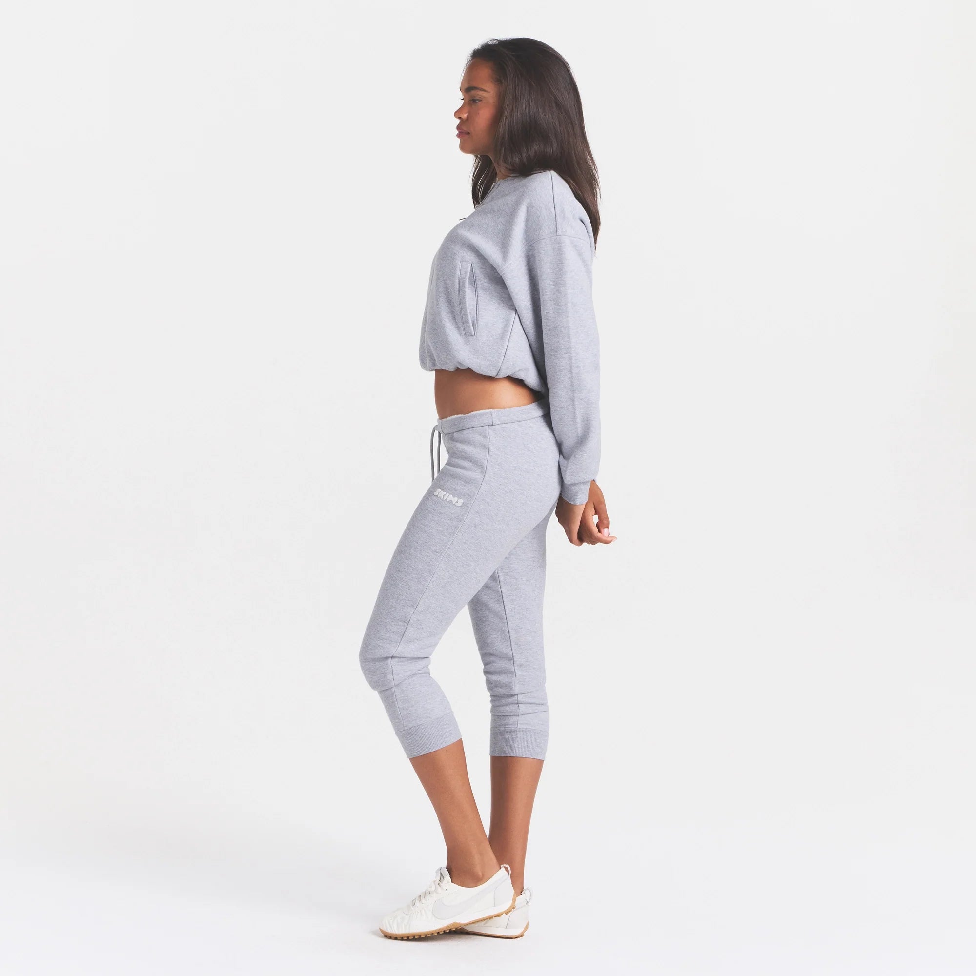 COTTON FLEECE LEGGING | HEATHER GREY ON A MODEL FRONT VIEW @ | FOCUS: 0.0, 1.0, 0.9