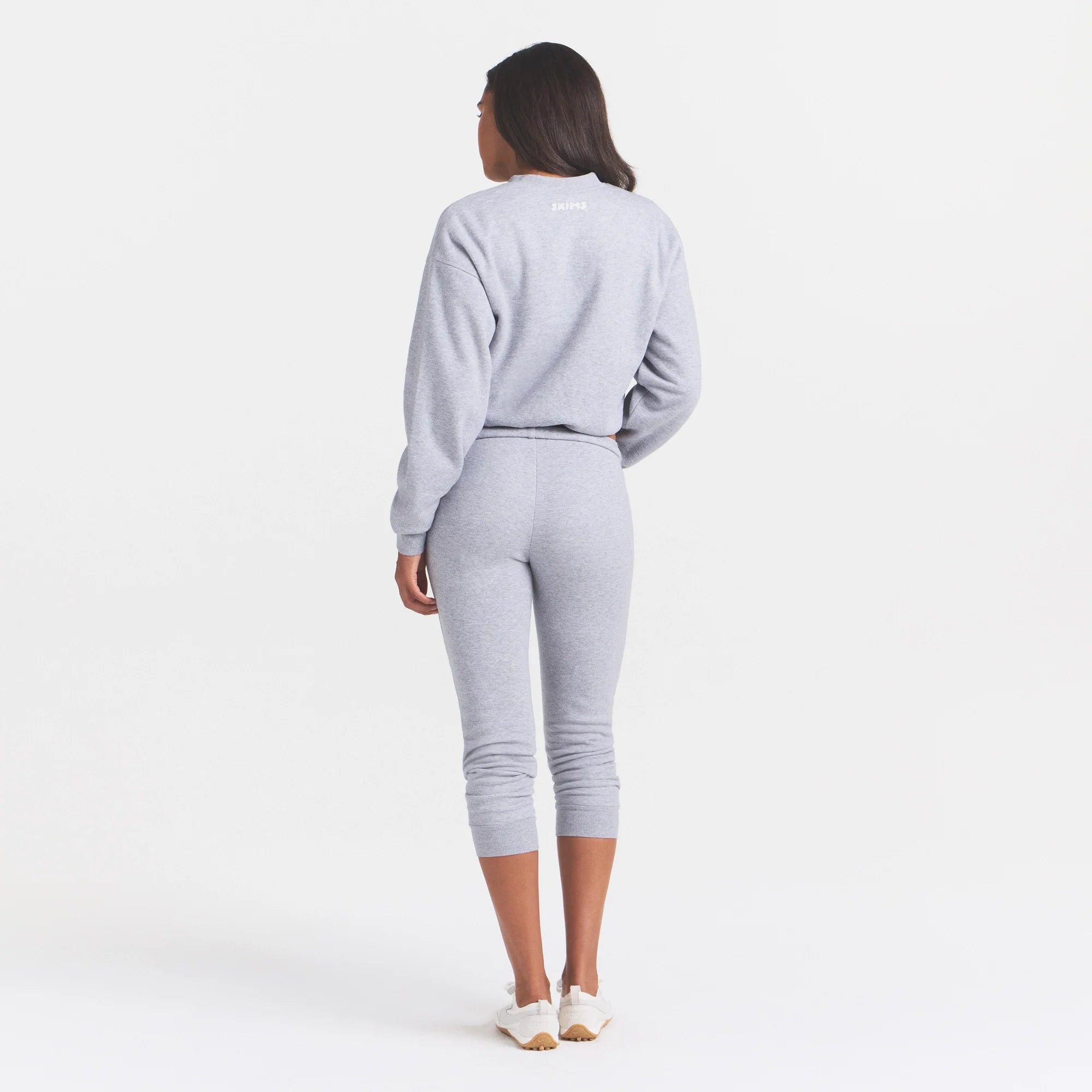 COTTON FLEECE LEGGING | HEATHER GREY ON A MODEL FRONT VIEW @ | FOCUS: 0.0, 1.0, 0.9