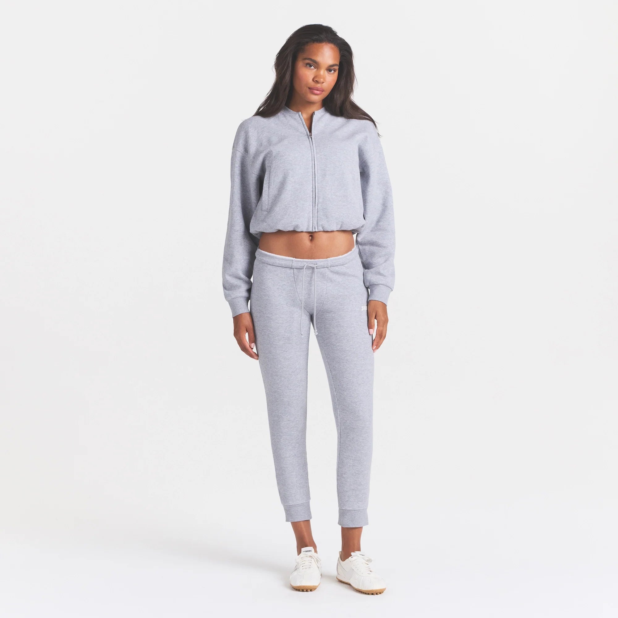 COTTON FLEECE LEGGING | HEATHER GREY ON A MODEL FRONT VIEW @ | FOCUS: 0.0, 1.0, 0.9