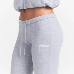 COTTON FLEECE LEGGING | HEATHER GREY ON A MODEL SIDE VIEW @ | FOCUS: 0.0, 1.0, 0.9