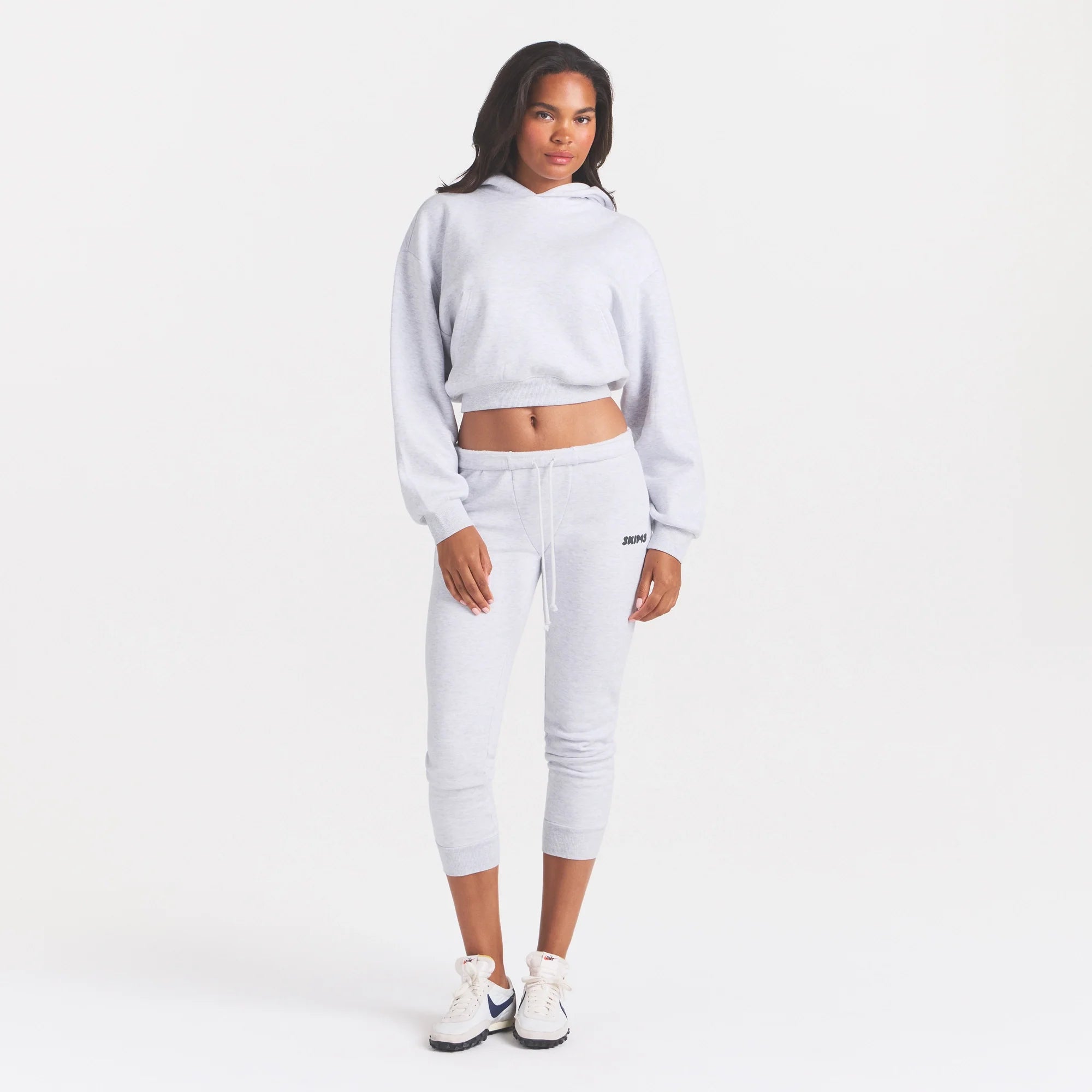 COTTON FLEECE LEGGING | LIGHT HEATHER GREY ON A MODEL FRONT VIEW @ | FOCUS: 0.0, 1.0, 0.9
